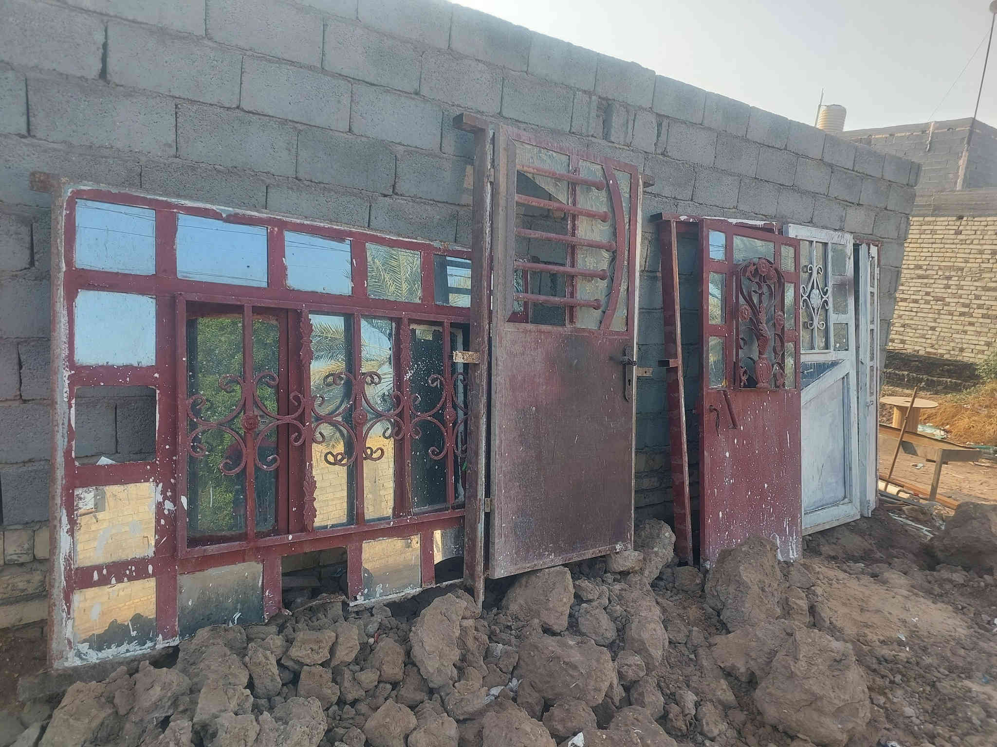 شباك و٣ ابواب كلهن ب٨٥
المسيب حي المعلمين٣ طريق سيد ابراهيم بعد السكه بكيلوين تقريبا بعد اسلاك الضغط العالي ب٢٠٠م 
بيت على جهة اليمنى
***********
يرجى الاتصال قبل المجيء
