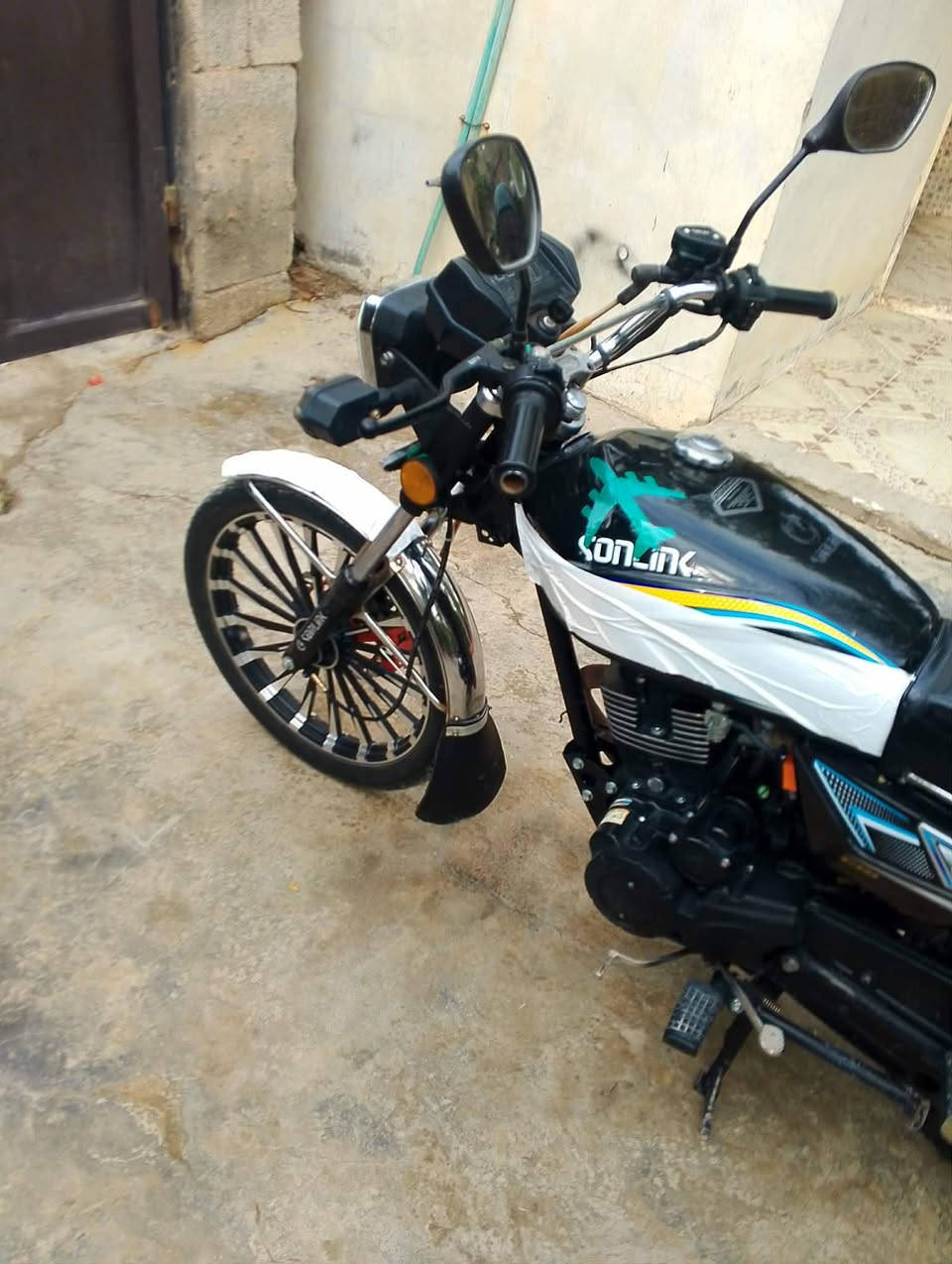 سيفان 24 شكل 25
الدراجه مابيه اي نقص نضيفه وحلوه مكينه ناعمه دشبول كهربائيات كلها شغاله مافيها اي عيب مكفوله من كلشي مكاني ديالى دلي عباس السعر 730 وبيها مجال بصيط  📞***********
