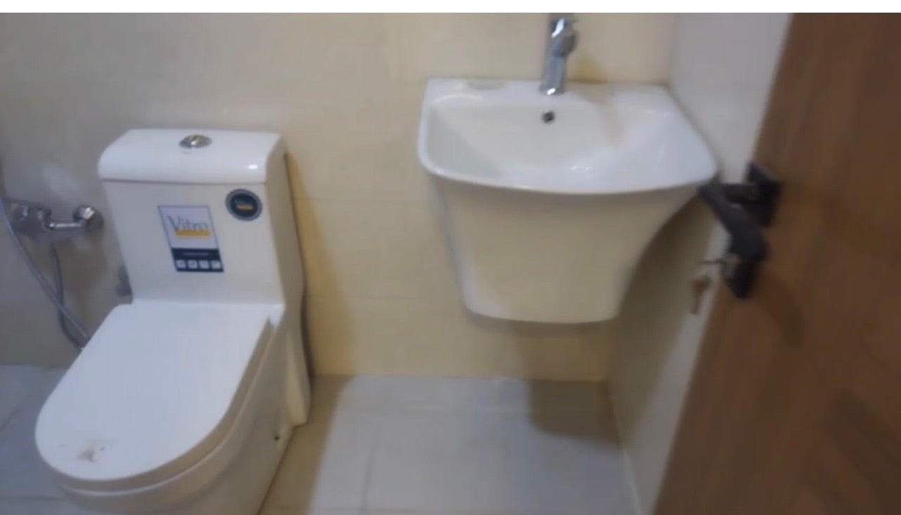 بغداد _حي الخارجية جنب حي الأطباء قرب شارع المطار 
مساحة الشقة 95متر
غرفتين نوم ، صالة ، حمام ، مطبخ حار وبارد 
البناية متكونة من خمس شقق زيرو بناء حديث