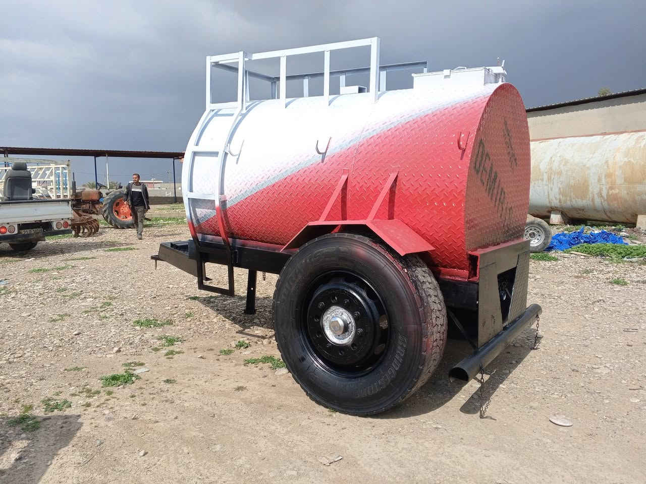 مقطورە حدید درجه اولى
دنكير تريله تاير 22 ونص شاصي بلادي 
15برمیــل  حسب طلب
المكان طوز خورماتو. طریق كركوك بغداد .قرب المطعم جنة العراق.
للاتصال على الرقم
*********** اتصال او واتساب
توجد خدمات توصيل لكافه المحافظات عروضنا مميزه واسعارنا مناسبه
