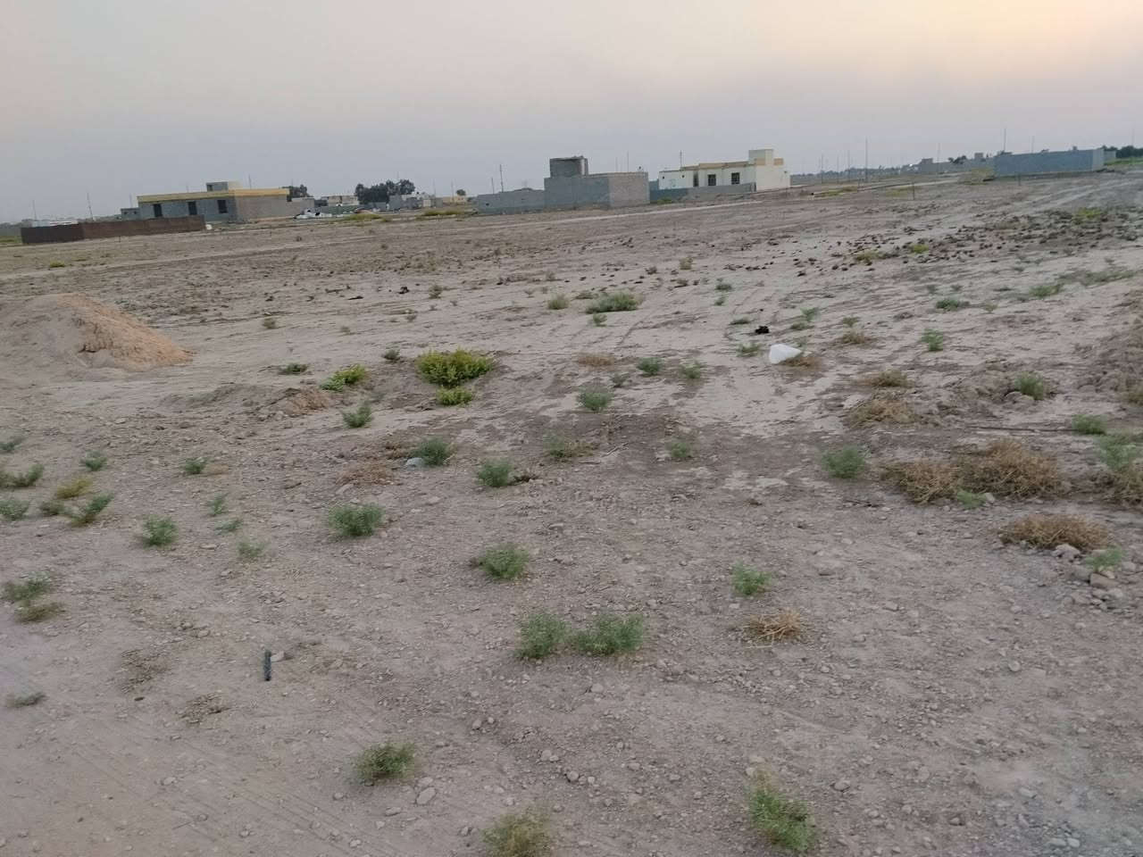 سلام عليكم قطعه وجهيه 10ميت متر بصف الركن يم مكتب ابو ساره الجديد يم الخيمه 3وبيه مجال وهذا الرقم***********0
