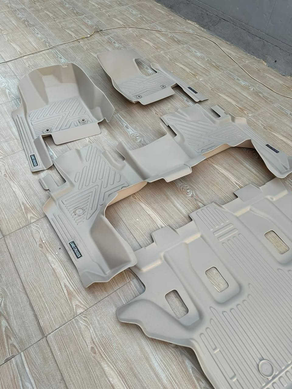 السلام عليكم من رخصة الادمن 
ارضيات لاندكروز ربل 5D تغليف كامل مع الدوسه
و متوفر لون اسود وبيجي لأغلب انواع السيارات 
الرقم***********📞📞
