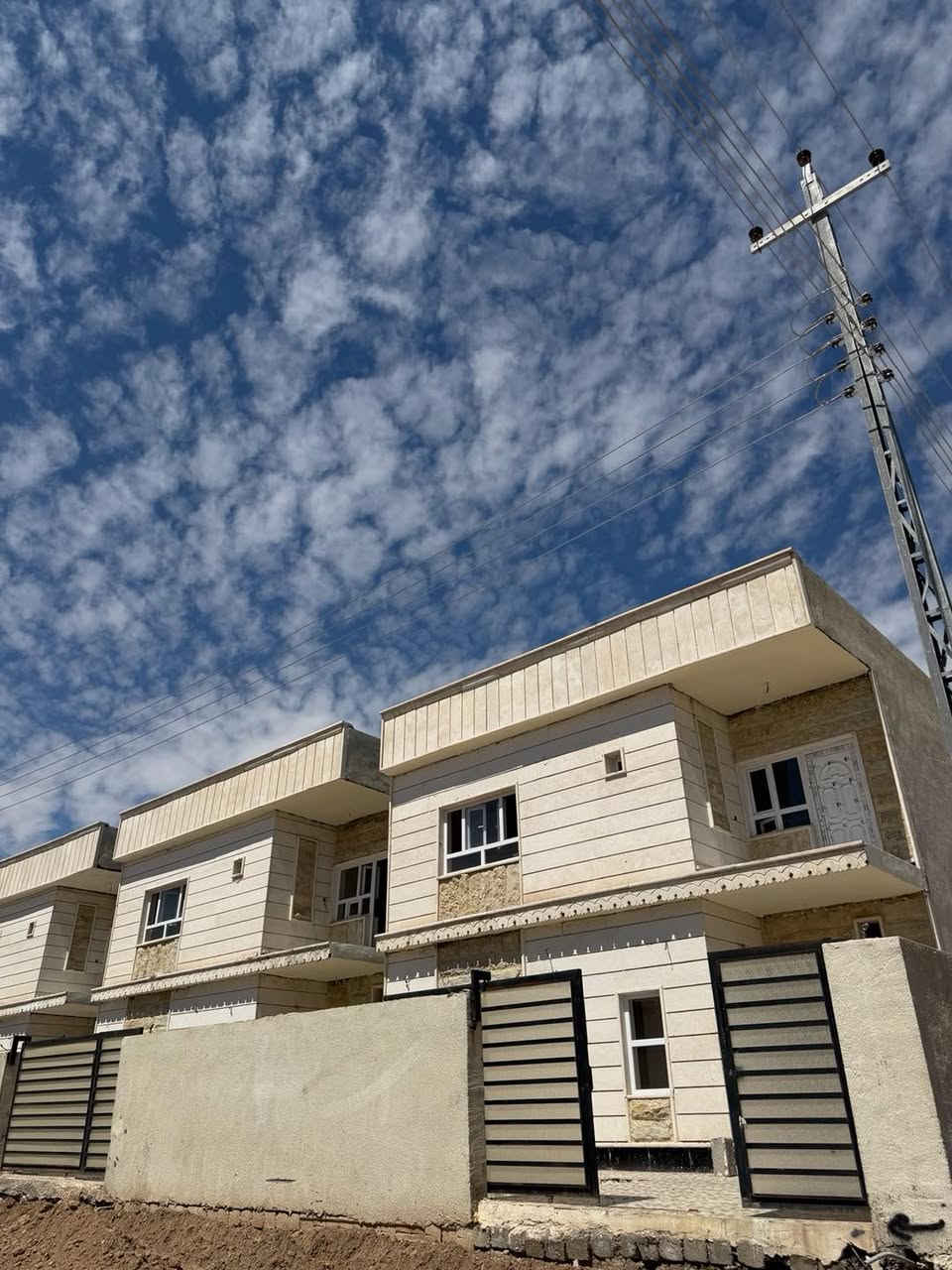 بيت للبيع 
القريه الايطاليه 2
مساحه 200م
وجه 10
نزال 20
4 غرف نوم 
صاله
استقبال 
مطبخ 
حديقه 
كراج 
مجاميع صحيه في الطابقين 

المجمع يحتوي على حدايق وجامع ومدارس وجم نسائي رجالي وماركتات 

عنوان المجمع-شارع القادسيه-امام مجمع بيتي 

يوجد بيع نقد وقسط 

للاستفسار الاتصال او مراسله على الواتس اب 
***********
