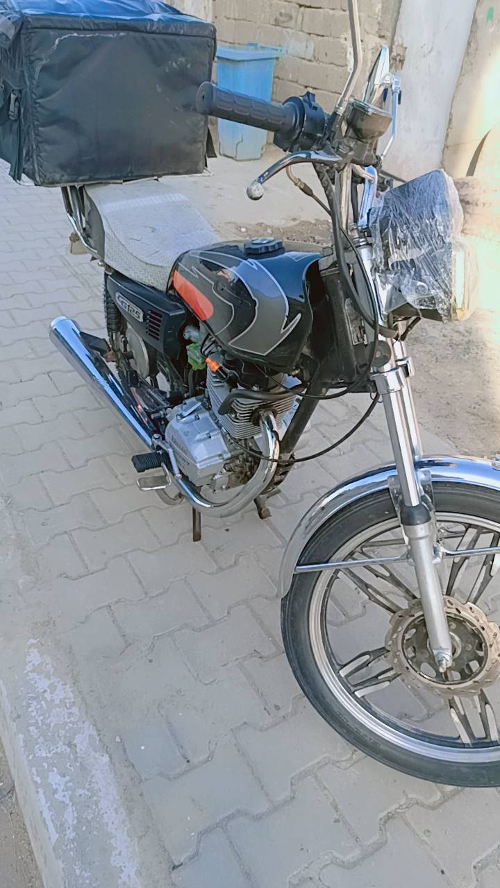 سلام عليكم ايراني 5كيرمديل 22
تايرات جدد لك مبدل قبل يومين 
نقصها اشاير 3فقط واحد موجوده وكلهن يشتغلن 
والباتري تعبان 
مكاني يوسفيه ناحيه الرشيد 
***********
450
