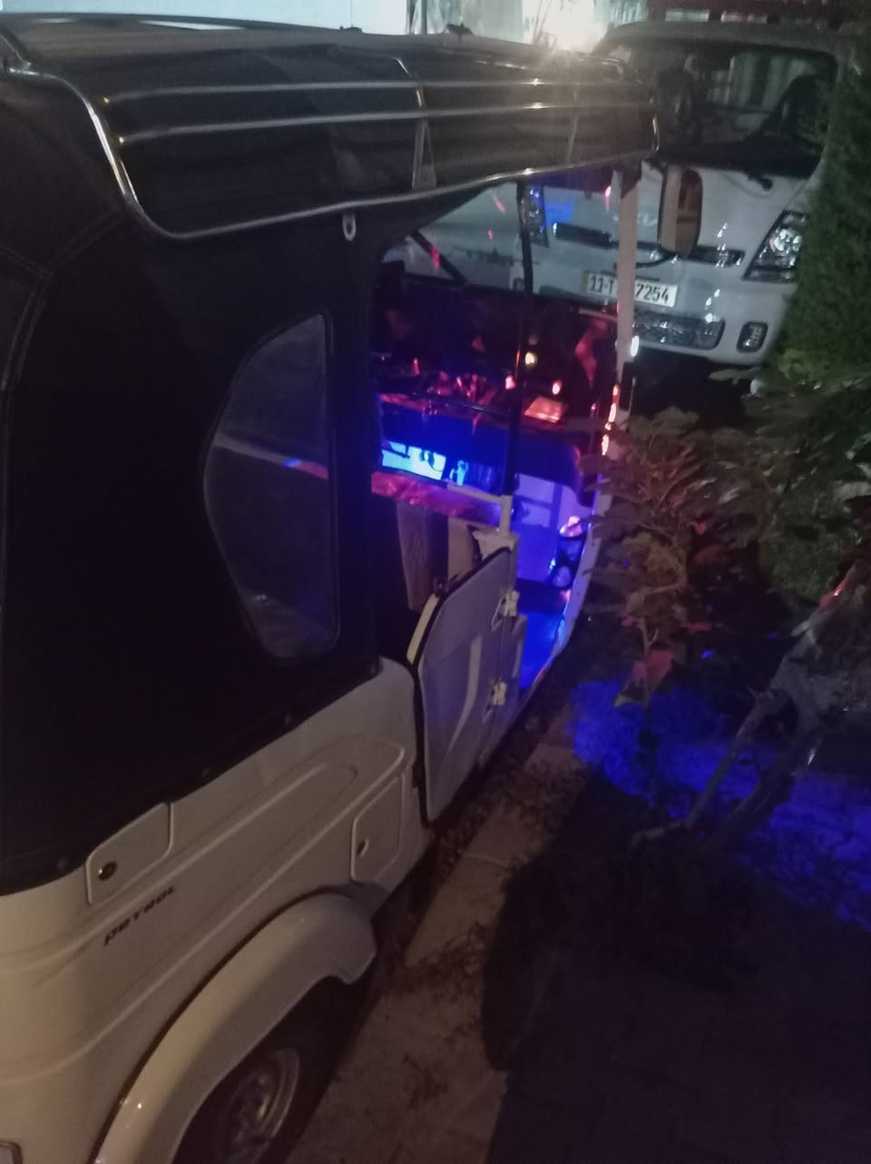 السلام عليكم تكتك للبيع موديل 22شهر ل 10 رقم بغداد نكليزي نضيفه كلش سعر 8250 مكان بغداد الحسينيه راشديه ***********
