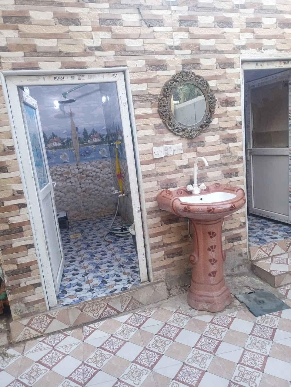 السلام عليكم عندي بيت للبيع  طابقين متكون من استقبال ومطبخ حار وبارد وغرفتين نوم وغرفتين فوك بيت مساحته 150 في العزه الجديده السعر 130 تفاصيل اكثر ع هاذا الرقم ***********
