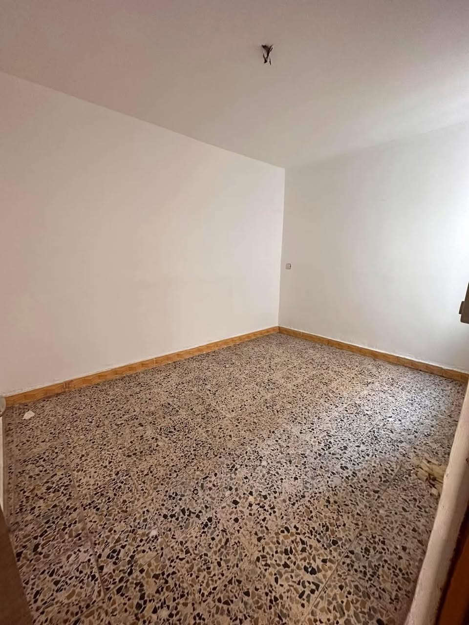 دار للإيجار مساحه 100م طابق واحد
يتكون من غرفه نوم + مطبخ + كراج + خدمات + استقبال 
الموقع الكريعات قرب الشارع العام نزله سامان المهندس
للاتصال ***********
