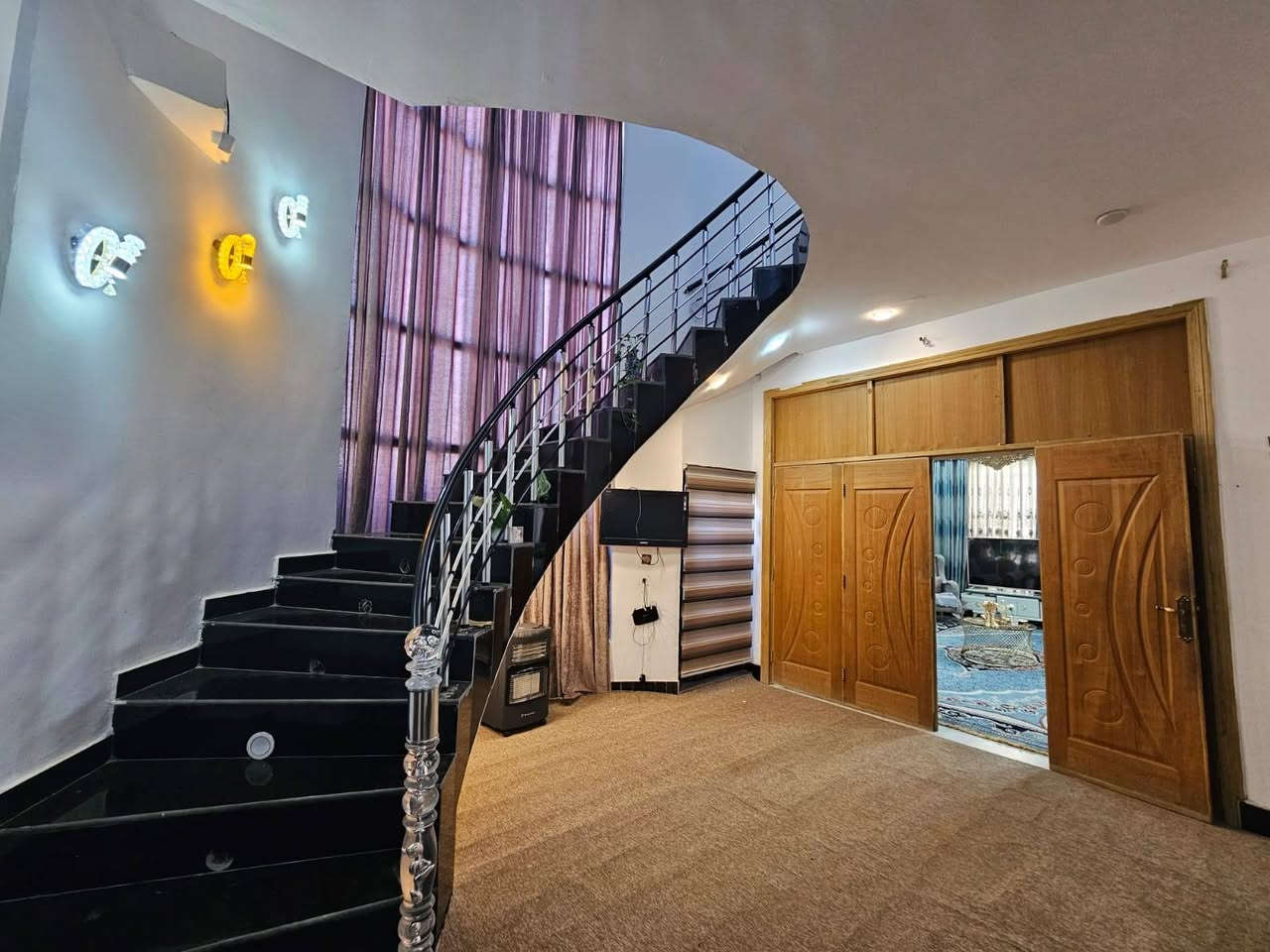 🔹دار 6غرف مطلوب عقاري بالخاجية🔹
🔹رقم الاعلان (139)
::::::::::::::::::::::::::::::::::
🔹المنطقة:-8000
🔹نوع العقار:-دار سكن
🔹المساحة:-200م
🔹الوجه:-10م
🔹النزال:-20م
🔹عرض الشارع:- 12م
🔹سنة البناء:-2018
🔹عدد الطوابق:-طابقين 
🔹تفاصيل البناء::-
🔹الطابق الاول يتكون من::استقبال  وهول ومطبخ وغرف نوم عدد(2)وصحيات 
🔹الطابق الثاني يتكون من:: غرف نوم عدد (4)وصحيات
🔹أقرب نقطة::- قرب مدارس
 
👈و لمزيد من التفاصيل يرجى التعليق (((ب تم)))

او الاتصال على الرقم التالي ***********

👈او زياره مقرنا الكائن في
الخاجية شارع 40 
مجاور الابتسامة الذهبية
