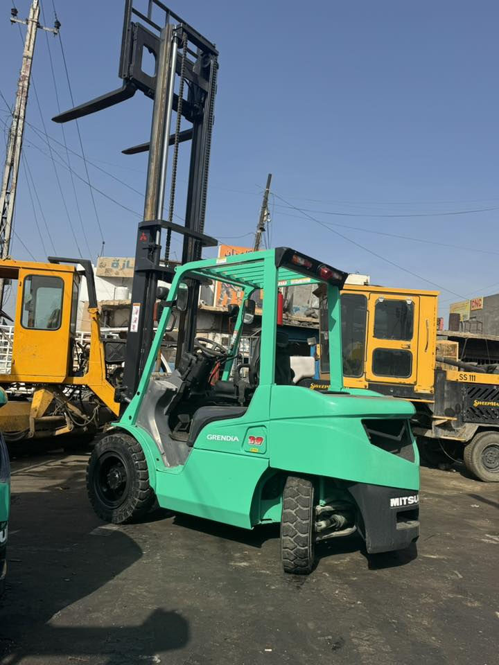 للبيع مسيبوشي 3 طن 3 حركات جب عالي موديل 2010 منفيس كاتي رافعه جاهزه للعمل كل نقص مابيها اي استفسار اتصل على الرقم 
***********
