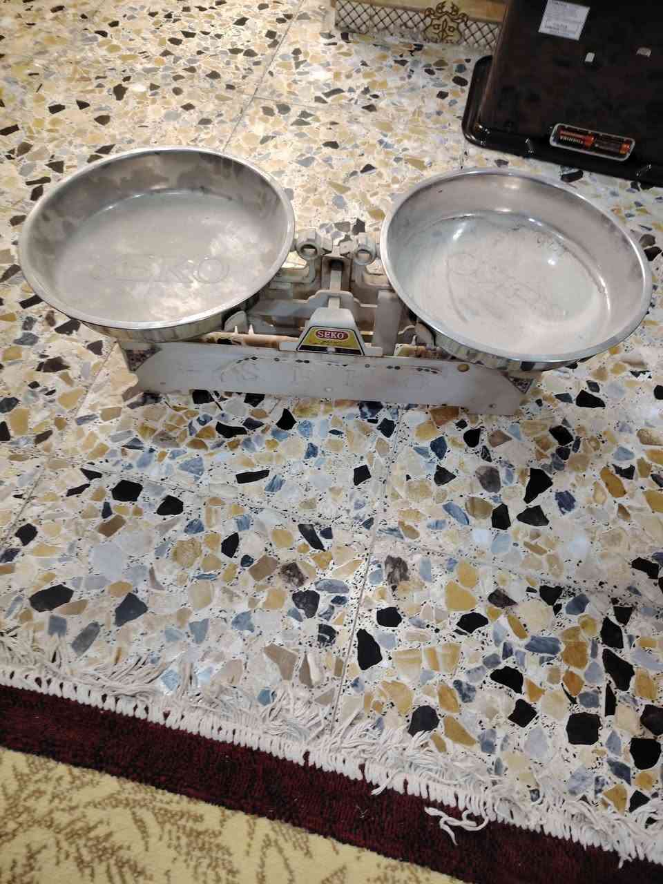 ميزان نظيف مع الاوزان كربلاء الحرالسعر25الف***********
