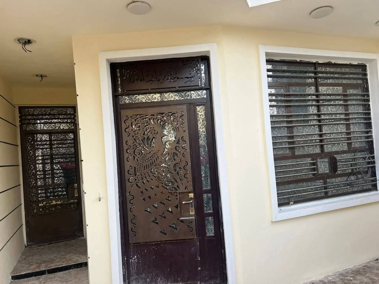 🏠 بيت للبيع في حي الجهاد (منطقة الفرات)
 - بناء حديث درجة أولى
​عرض مميز لمن يبحث عن السكن الراقي والموقع الاستراتيجي في بغداد، بيت بمواصفات هندسية ممتازة وبناء جديد "درجة أولى".

​📍 الموقع:
​العنوان: حي الجهاد - منطقة الفرات (الهياكل).

​المجاورات: بالقرب من مطار بغداد الدولي.

​المؤسسات القريبة: مسافة قريبة جداً من جامعة المشرق و جامعة البيان.

​📐 المساحة والقياسات:
​المساحة الكلية: 150 متر.

​الواجهة: 6 متر.

​النزال: 25 متر.

​🧱 تفاصيل البيت:
​تم تصميم البيت وتوزيعه ليناسب العوائل الكبيرة مع توفير إضاءة وتهوية طبيعية ممتازة:
​غرف النوم: 4 غرف واسعة.

​الاستقبال: صالة استقبال ضيوف فخمة.

​المعيشة: صالة داخلية مع مطبخ حديث.

​المرافق: مجموعة صحيات متكاملة.

​التهوية: يحتوي البيت على (2) منور لضمان دخول الشمس والهواء.

​الخدمات: بناء جاهز للسكن مع كافة الخدمات الأساسية.

​📞 للتواصل والاستفسار:
​للجادين بالشراء، يرجى التواصل مباشرة مع صاحب العقار عبر الأرقام التالية:
​اتصال مباشر: ***********
​واتساب (WhatsApp): ***********
