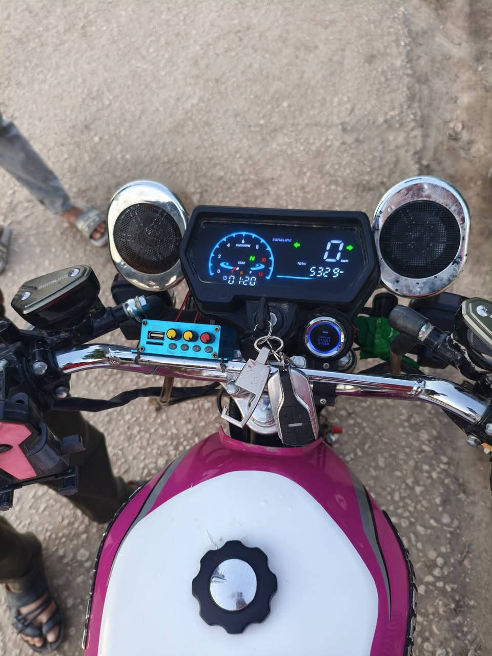 السلام عليكم دراجه سيفان 25
للبيع دراجه خير من الله دراجه كهربائات كلها شغاله سلف بسمه تشغيل عن بعد ول دراجه شوفت عيونكم 
مكان الدراجه (حله شوملي)رقم الموبايل بي واتساب ***********
