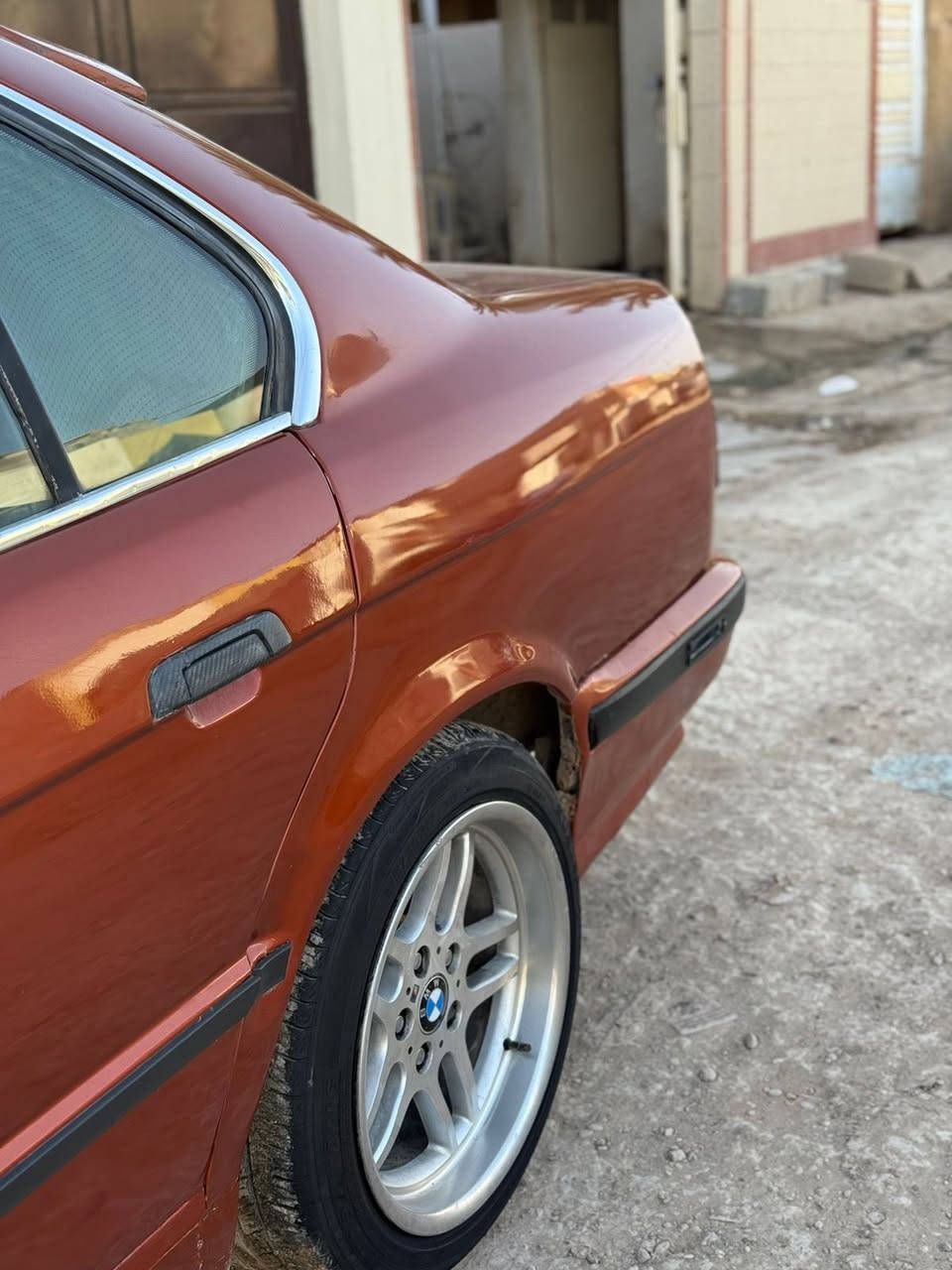 سلام عليكم لسياره لون مشمشي 525 موديل 91 السياره كير مكينه شرط الفحص مكفولات كفاله عامه السياره مختمه كلها M عندي نقص بالكهرباء وكاله عامه بأسمي تحويل تاخذه مني رقم اربيل النقص الي بل كهرباء اشاير بيهن طبك تخلي فيوز يطك وبنكه مال تبريد محتركه وسلايت يطلع صوت بس مينزل وتبريد نقصه قايش 
سيارة قوية ومرتبه نقوصات كلش بسيطه
رقم التواصل ***********
ديالى بعقوبة
السعر 55$
