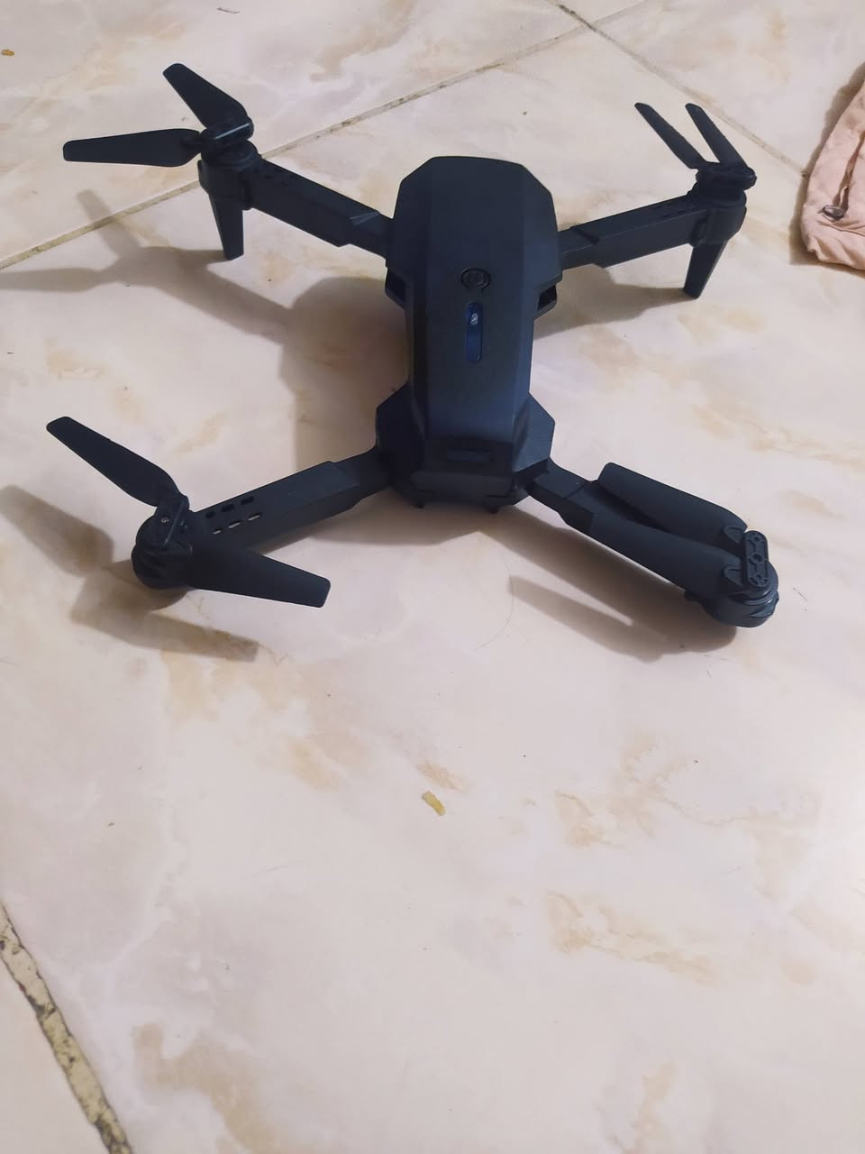 السلام عليكم طياره ادرون كل تفاصيله مستعمله بدون توصيل السعر 15.000 اتصل على الرقم *********** عنواني الحله الثوره

