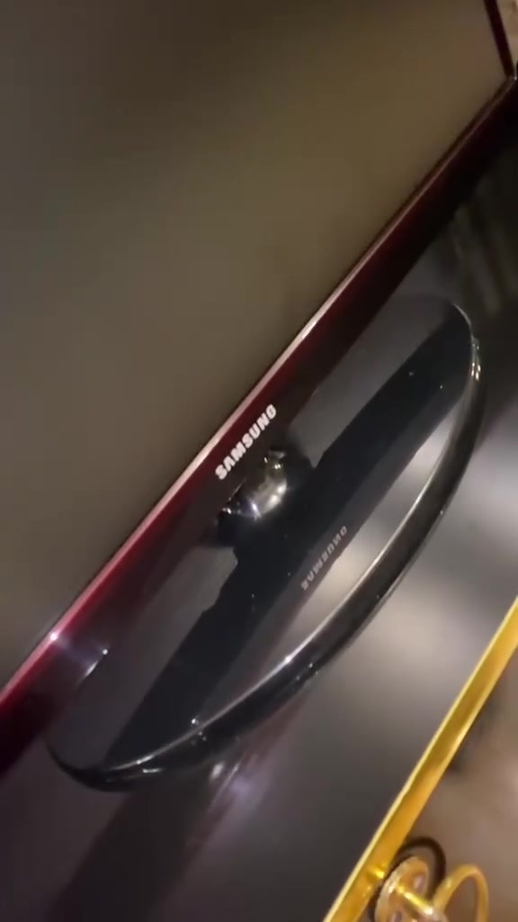 تلفزيون سامسونج (Model: UE22ES5000W) هو شاشة LED بمقاس 22 بوصة تجمع بين التصميم النحيف والدقة العالية.إليك التفاصيل التقنية والتشغيلية الكاملة المنظمة بوضوح لسهولة القراءة:📺 الشاشة والصورةالدقة المتاحة: Full HD 1080p (كثافة بكسلات تبلغ 1920 × 1080).تقنية لوحة العرض: إضاءة خلفية من نوع LED الموفرة للطاقة والملونة.محرك تحسين الألوان: يضم تقنية Wide Color Enhancer Plus لتوسيع نطاق الألوان وإظهار التفاصيل بدقة أعلى.الفلتر البصري: يحتوي على فلتر ضوضاء رقمي (Digital Noise Filter) لتنقية البث وتقليل التشويش البصري.🔌 المنافذ والتوصيل (التوصيلات الخلفية)منفذ HDMI (عدد 1): لتوصيل أجهزة استقبال القنوات (الرسيفر HD)، أجهزة الألعاب مثل البلايستيشن، أو أجهزة الكمبيوتر.منفذ USB (عدد 1): مزود بميزة ConnectShare Movie لعرض الصور والموسيقى والأفلام مباشرة من الفلاشة.مدخل صوت وصورة تقليدي: يشتمل على منافذ (Component/Composite) للأجهزة القديمة.مدخل الكمبيوتر: منفذ VGA (HD-15) لتشغيل التلفزيون كشاشة كمبيوتر مكتبية.مخرج سماعة الأذن: منفذ لربط السماعات السلكية الخارجية.🔊 النظام الصوتيالسماعات المدمجة: قطعتان من السماعات الداخلية بقوة إجمالية تبلغ 6 واط.تأثيرات الصوت المحيطي: يدعم أنظمة متطورة مثل Dolby Digital Plus وتقنية الصوت المسرحي SRS TheaterSound.⚡ استهلاك الطاقة الكهربائيةالجهد والتردد التشغيلي: يعمل بتيار متردد يتراوح من 220 إلى 240 فولت (بتردد 50/60 هرتز).معدل الاستهلاك الاعتيادي: موفر جداً حيث يستهلك 22.4 واط فقط أثناء التشغيل العادي.الاستهلاك الأقصى: 35 واط عند أعلى مستويات الإضاءة.مستشعر التوفير (Eco Sensor): ميزه ذكية تقوم بخفض السطوع تلقائياً بناءً على إضاءة الغرفة المحيطة.
سعر 80الف.  عنواني بغداد شيخ عمر ***********
