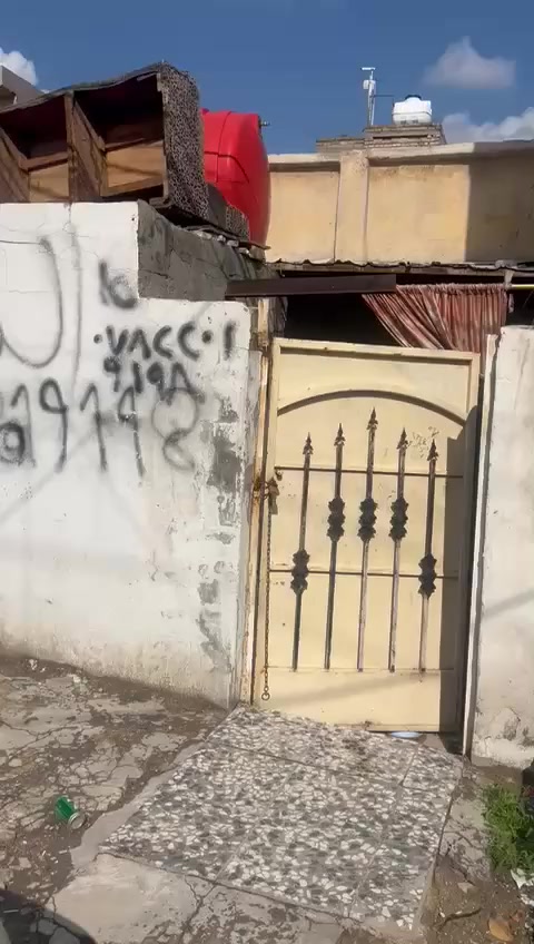 سلام عليكم ورحمة الله وبركاته  اخوان هااذ لبيت للبيع /المساحه 75/الواجهه 4متر  /البيت يعتبر قطعه  طابو صرف البيت تعبان ومتروك لمكان زعفرانيه شارع الكهرباء، قرب حسينية لامام المهدي الشراي  يتصل ***********
