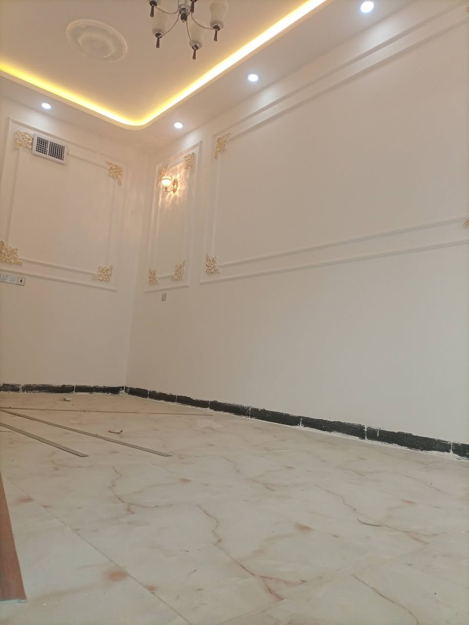 داران بناء حديث للبيع بحي الاقتصاديين قرب جامع الاوابين مساحت الدار الواحد 137 وجهه 6ونص طابقين 3غرف نوم عنوان مكتب إطلالة الأوس بحي 17 تموز بسايدين الاقتصاديين الاتصال على الرقم التالي أو الواتس اب ***********3
