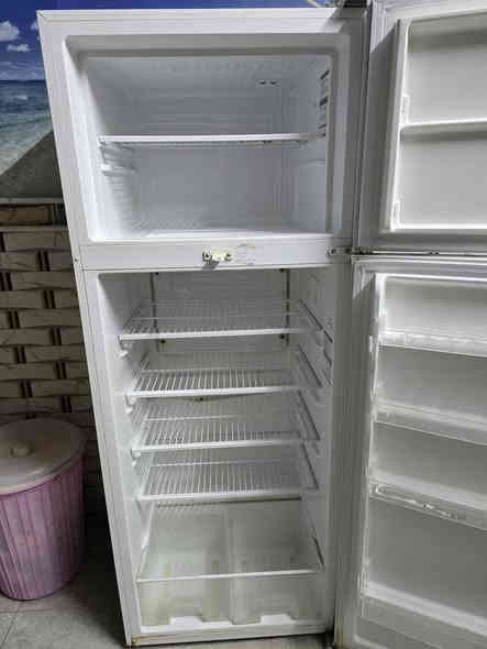 ثلاجه للبيع اوخت الجديده يعني نضيف كلش ما مصحا ابدا على شر شلج اتصل على الرقم ***********
