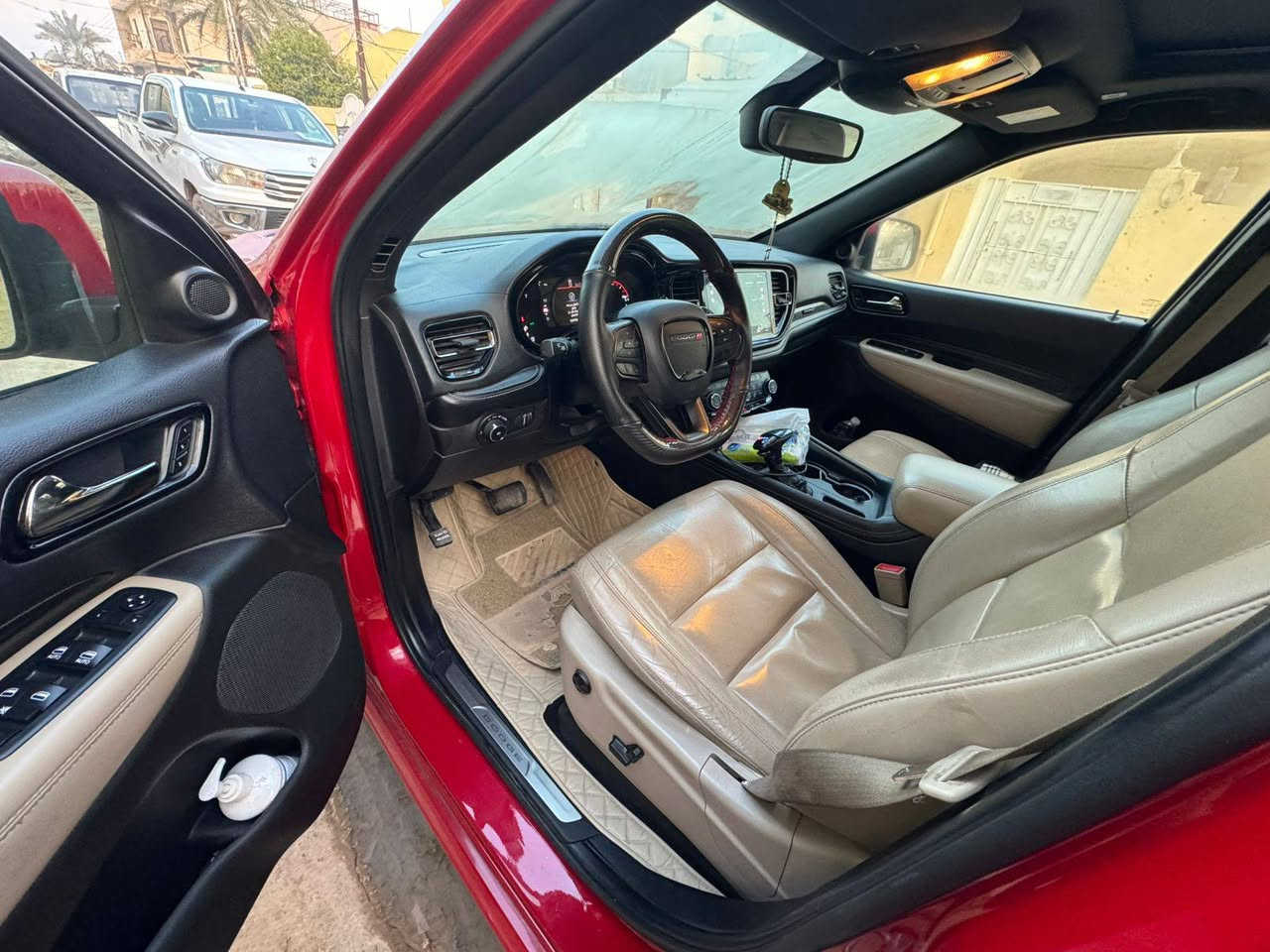 هي 2021 خليجي +GT رقم اربيل ماشية 133 الف كيلو
محرك 6 سلندر 3600
ضربتهه ستوته هي وواگفه بالباب صار بارد بالجامرلوغ جهة السايق وانصبغ شوية من الهلال مالته وجزء من الدعامية البلاستك هم
البنيد والجامرلغ الامامي اللاخ والصندوق والدعامية الخافية والجامرلوغات الخلفية مغلفات ppf حماية
كشنات جلد تدفئة بالمقاعد والستيرن بيهه نظام مانع تصادم خلفي (توقف ذاتي) بيهه نقاط عمياء ورادارات جانبية والبنيد مالتهه شكله مال SRT طبعاً هو جاي بلادي قليل يجن هيج
هاي اهم المواصفات البيهه سعر 170 وبيه مجال رقم تلفون ***********
