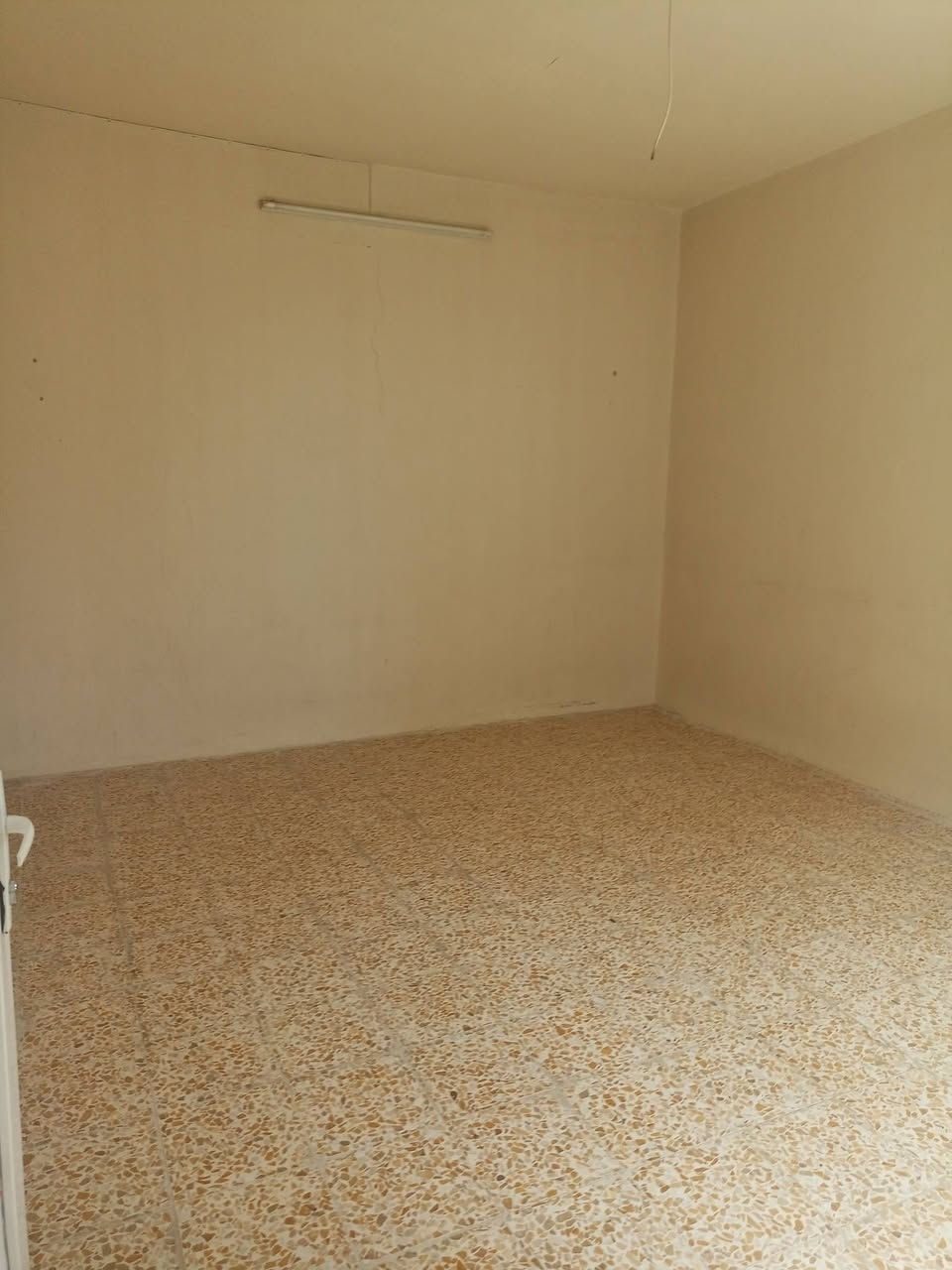 شقه للايجار في حي الميثاق طابق ثاني 2نوم واستقبال ومطبخ وحمام وسطح راجع إلى مكتب  الفاتح الجديد ***********/***********
