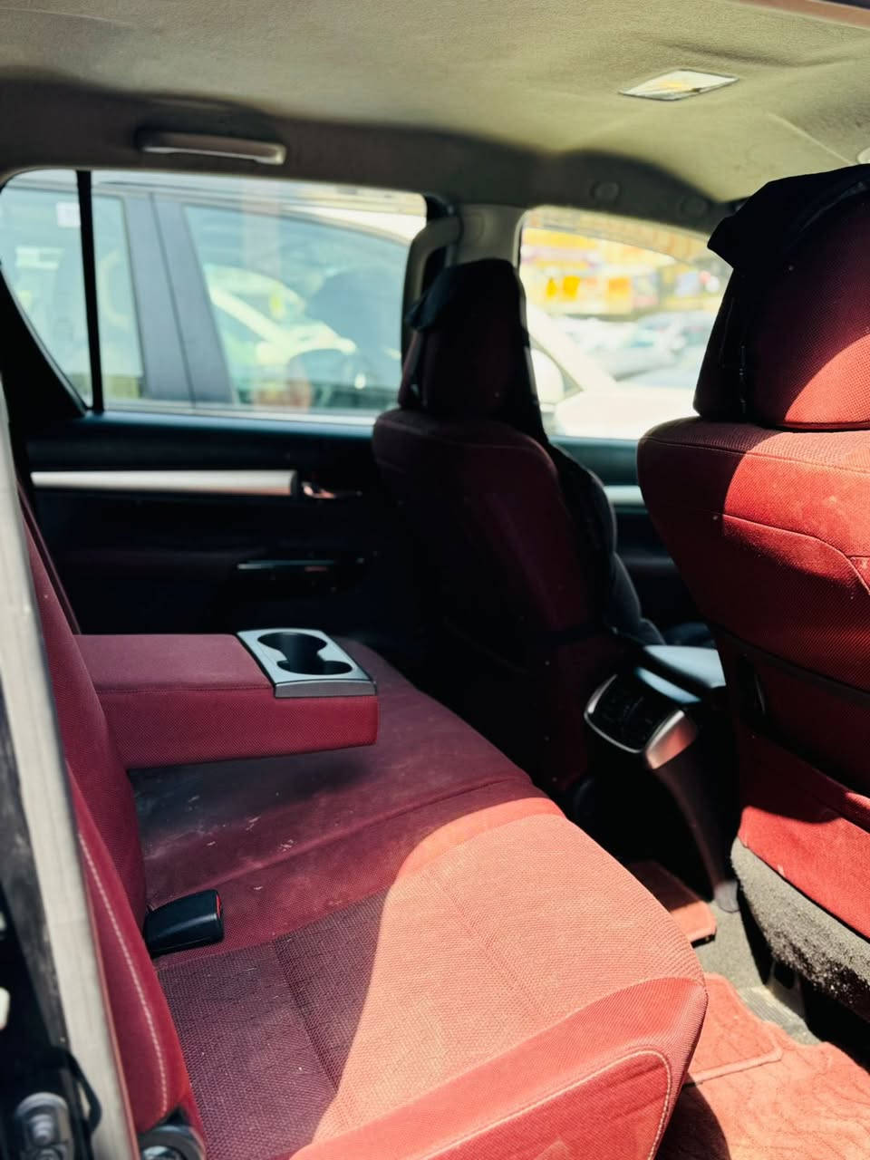 سلام عليكم
تويوتا هايلوكس 2023 Double cab 4*4 

اللون اسود ⚫️

 مادة المقعد قماش 

عدد المقاعد 5 💺

الموصفات:

كاميرا خلفية 📷

التحكم على المنحدرات ⛷️

 بصمة 

مثبت سرعة 

نوافذ كهربائية🪟

مانع الانزلاق 

شاحن لاسلكي 

تبريد خلفي 

مصابيح زينون الأمامية  

رقم السيارة بغداد ومكان السيارة بغداد!

مبدل باب خلف السايق وكالة فقط!!! 

السعر 29,500 وبيه مجال بسيط 

للتواصل ***********

