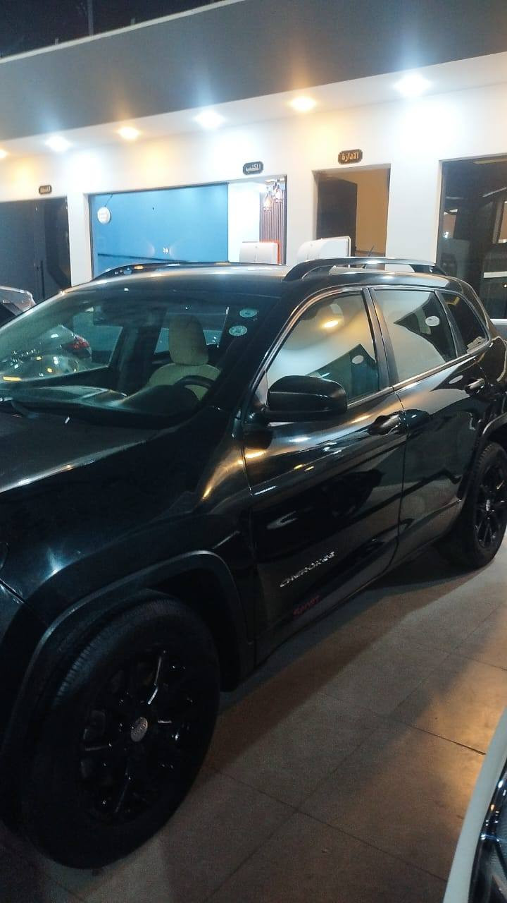 سلام عليكم جيب شيروكي بزون 2017 سنويه 29 تنتهي السياره حيل حيل نظيفه محرك جير شرط بيها ثلاث قطع بدون دواخل سرقه مكان الموصل تريد تحويل تريد وكاله سعرها 115 وبيها مجال *********** هذا الرقم بها واتساب
