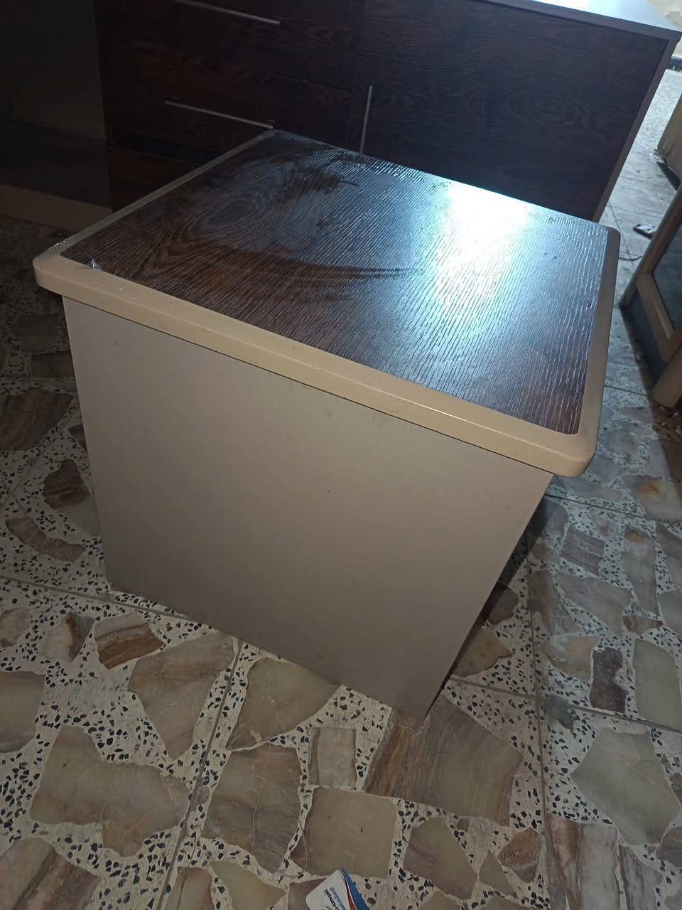 مكتب كامل عارضه للبيع الله شاهد مستعجل
عل بيعته غراضه كلهه اذا تحسبهه كلش غاليه
شكد متتوقع
السعر مليون 800وبي مجال 
مكاني بغداد الغزاليه
والكراسي نقص بي بس كرسين
الباقي كله موجود وجديد
وشوفت عينك المكتب جديد
الرقم ***********
