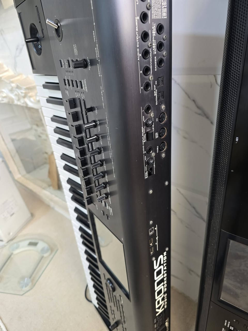 Korg kronos 1 
***********
1900$
