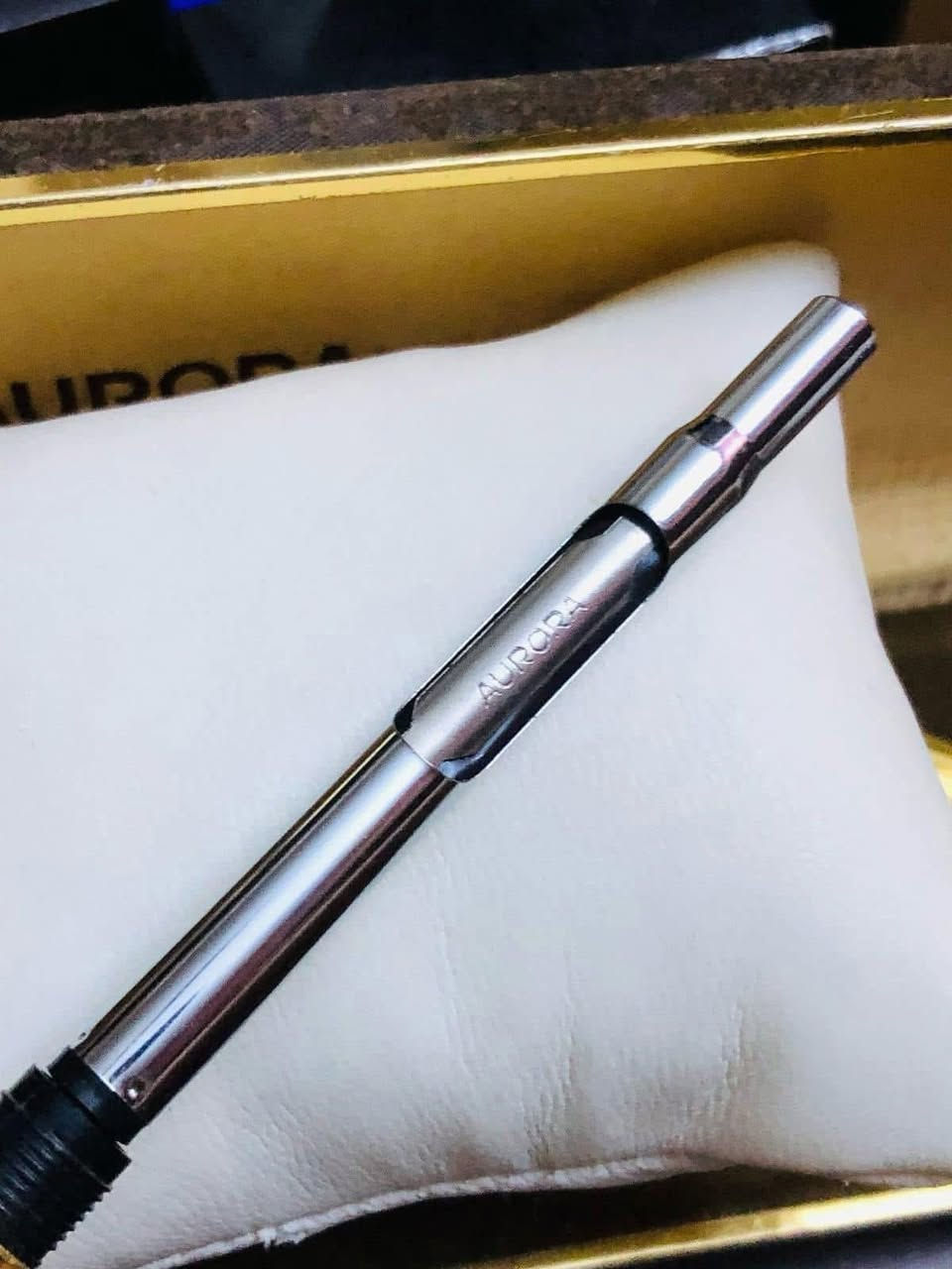 قلم ارورا  ( AURORA) حبر 
استيراد الأجهزة الدقيقة العراقية 
إيطالي الصنع اصدار محدود 
ريشه ذهب خالص عيار ١٤ 
مع تغليف ذهب  لوك غير مستعمل 
مع العلبه الأصلية والكتلوك 
للاتصال ***********
