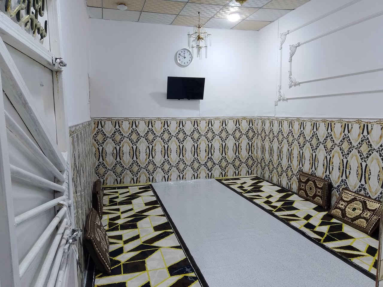 نص بيت  طابقين للبيع طابو معزول عن النص الثاني 
الحيانية شارع موسى الكاظم ع 
ثاني شارع خلف  حسينية الحوراء  الطابق
الطابق الاول عكاده ممتازه وسقف ثانوي  يحتوي على طارمه وحمام ومطبخ واستقبال وغرفة نوم ودرج 
والطابق الثاني بناء حديث سقف سندويج يحتوي على غرفة نوم وبيتونه وصاله  موقع ممتاز قريب على  كافة الخدمات 
للاستفسار متوفر على رقم الهاتف ***********
