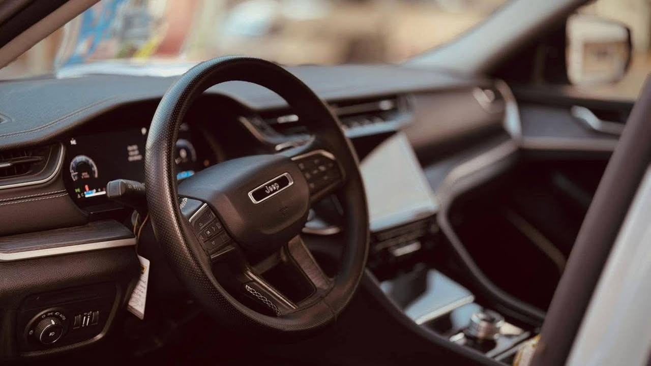 سلام عليكم 👋👋🔥بسعر مرتب
جيب كراند شيروكي L👍
موديل 2021🔥
مواصفات limited 4x4 🔥🔥فوللل فوللل
داخل جلد أسود كراسي منفصل vip 
ماشية 60 الف مايل 
حادث خفيف 
بدون ايرباك 
رادارات كهربائيات كثير محرك بشرط
للتواصل
***********اخوكم حارث العزاوي
