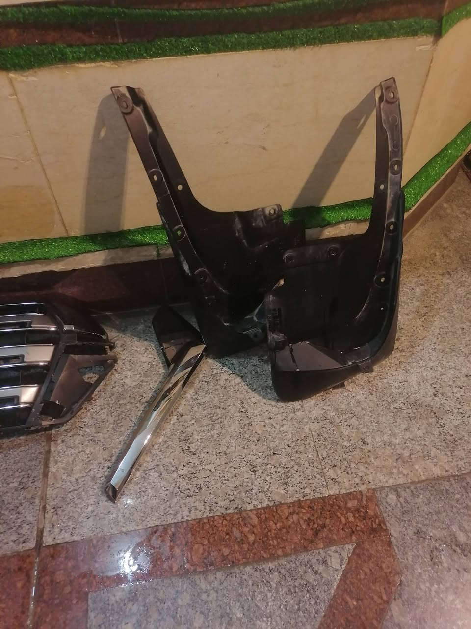 سلام عليكم غراض لاندكروز موديل ١٦ شباك ولحيه امامي وخلفي ونيكلات تخم مال مازد واقيات خلفي اصليات كلهن اصليات كلهن ب١٥٠ الف وبيهن مجال هاتف ***********بغداد
