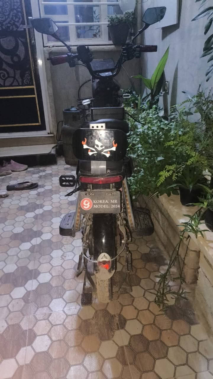 السلام عليكم.. ماطور شحن للبيع نضيف مابي اي خلل شرط
يحتوي على 5 بطاريات + شاحنه اصليه 
بي تشغيل عن بعد + بي 4 نمر سرعه 
سرعة الدراجه 99 
+ بلوتوث 
الدراجه خير من الله نضيفه ضمان اي خلل ترجع 
سعرها 275 
مكاني الموصل جانب الايسر مزارع زيونه ***********
