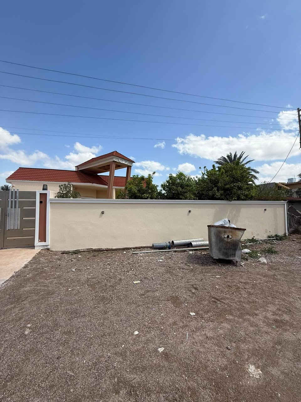 🔥 للبيع بيت فاخر بتصميم حديث 🔥
بيت مميز للبيع بمساحة 600 متر (واقع حال 800 متر)
جنس العقار: طابو ملك صرف
📍 الموقع: بالقرب من معمل المعجون – موقع حيوي ومناسب للسكن والاستثمار
🏡 تفاصيل البيت:
بناء حديث 2026
تصميم هندسي تركي أنيق
3 غرف نوم مريحة
صالة واسعة
صالة استقبال
مطبخ حار + مطبخ بارد
مجموعة صحيات متكاملة
حديقة كبيرة
✨ بيت جاهز للسكن الفوري، يجمع بين الفخامة والراحة
📞 للاستفسار: ***********
