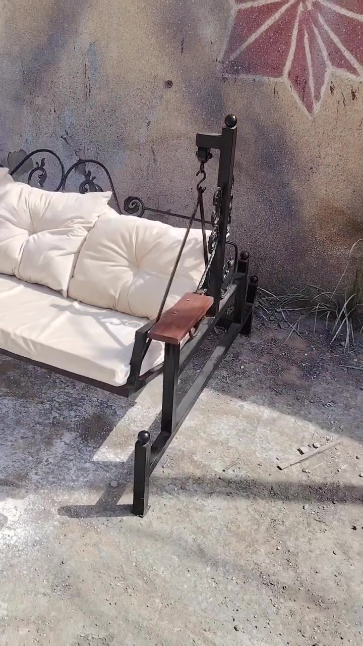 ديالى /بهرز ***********
مرجوحه للبيع   حديد ثقيل كامله هي وفراشها مديل حديث ترهم داخليه او خارجيه225 وبيها مجال
