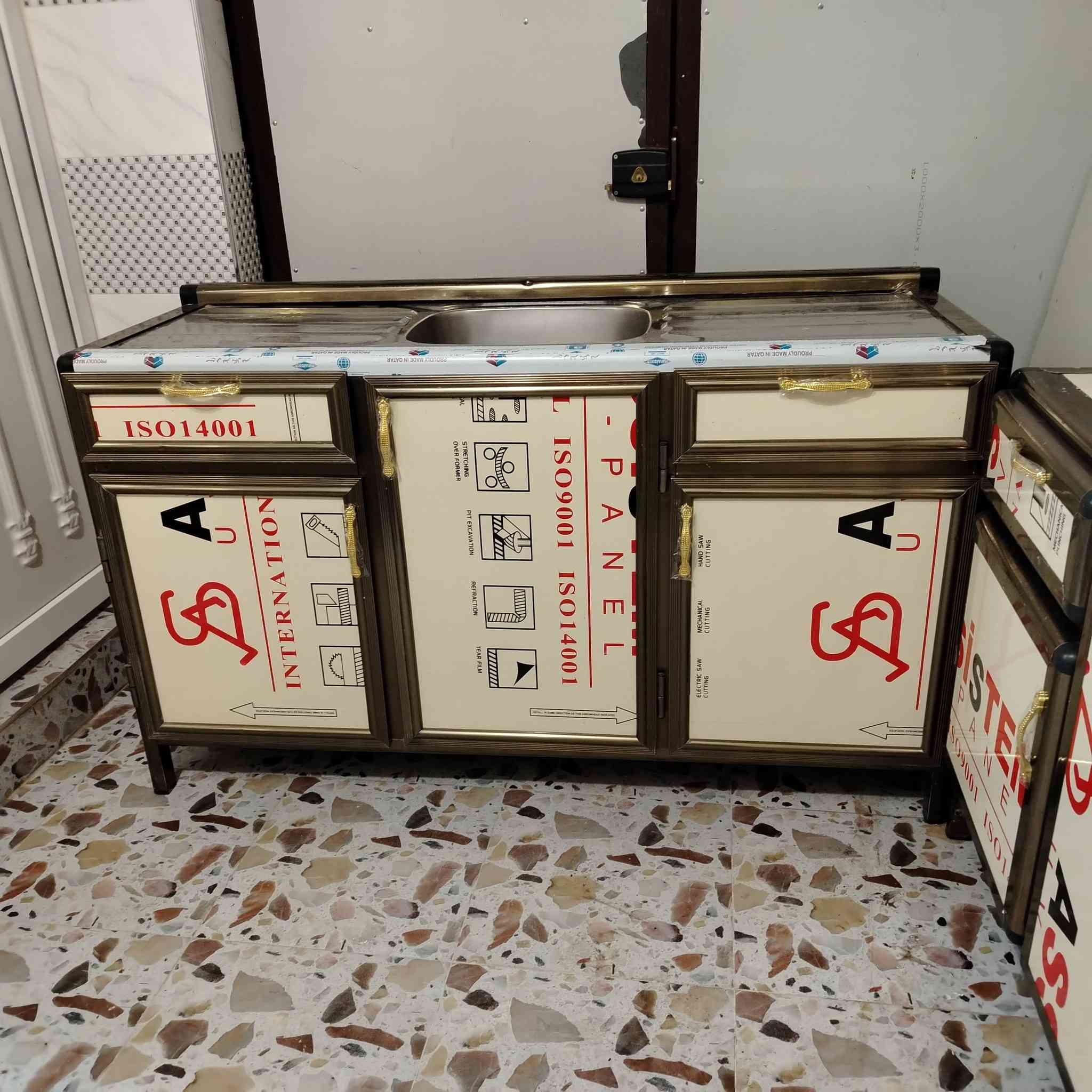 كاونتر مترتين  3 قطع  
سنك متر و60 
اخو الجديد 
استفسار 
***********
بلد شارع الامير
