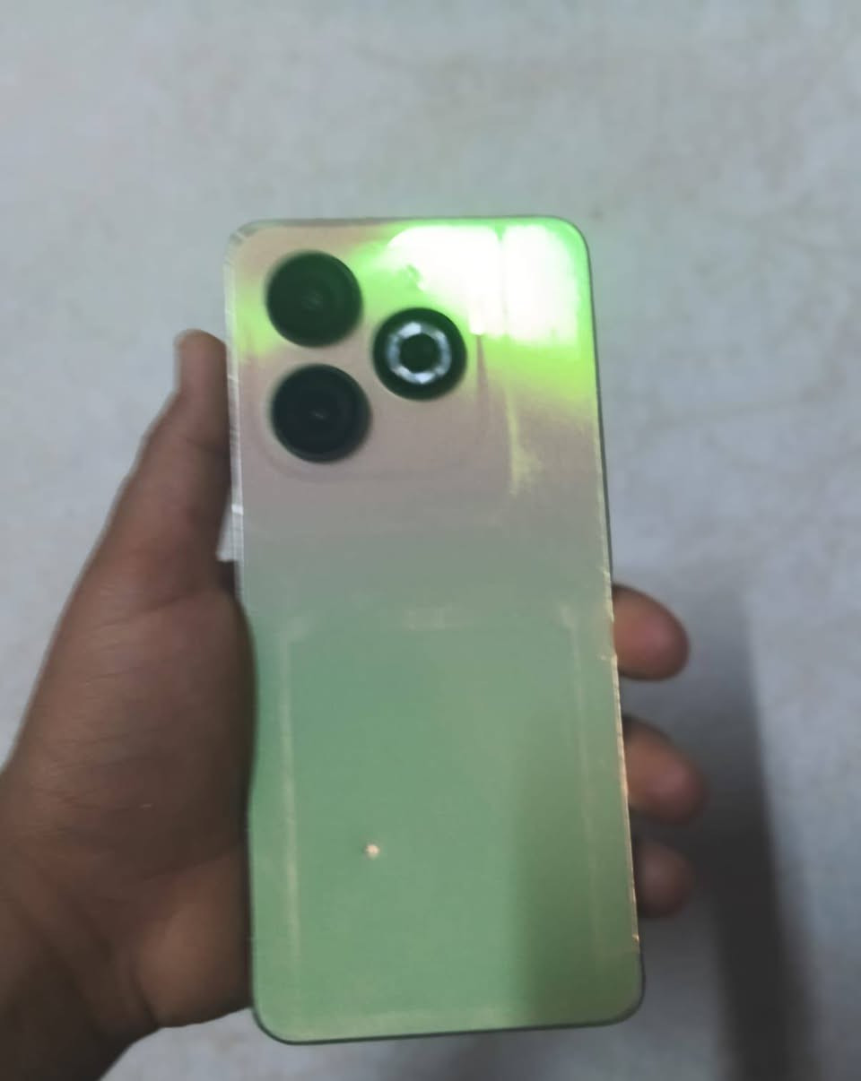 📱 Infinix Smart 8 – المواصفات الكاملة
الشاشة: 6.6 بوصة IPS LCD
الدقة: +HD (1612 × 720)
معدل التحديث: 90 هرتز
المعالج: Unisoc T606
نظام التشغيل: Android 13 مع واجهة XOS
الذاكرة (RAM): 4 أو 8 جيجابايت
التخزين الداخلي: 64 أو 128 جيجابايت
منفذ الذاكرة: يدعم microSD
الكاميرا الخلفية: 13 ميغابكسل 
الكاميرا الأمامية: 8 ميغابكسل
البطارية: 5000 ملي أمبير
الشحن: 10 واط عبر USB Type-C
البصمة: جانبية مدمجة مع زر التشغيل
الاتصالات: يدعم شريحتين 4G، Wi-Fi، Bluetooth، GPS
منفذ السماعات: 3.5 ملم
الرقم:***********
السعر:100
وبيه مجال للشراي
