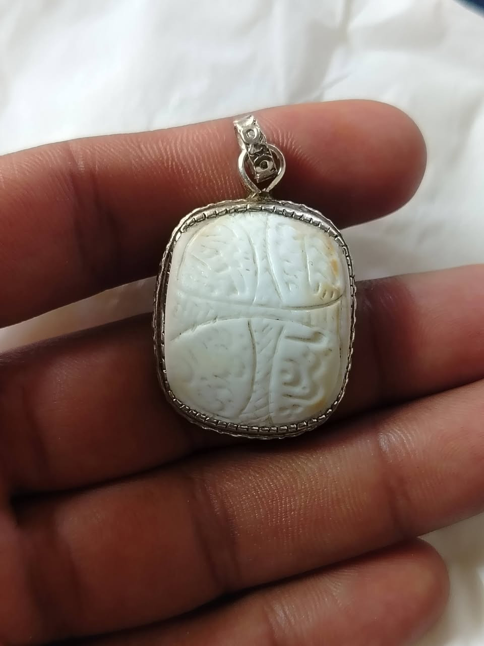 السلام عليكم احبائي قلاده عطف بري مال الزريجز قديم مفول مخطوط المحبه  فريده وقويه ياودود ولقيت عليك محبتي مني  يابدوح صياغه فضه السعر خاص العلوان بغداد الشعب رقم ***********
