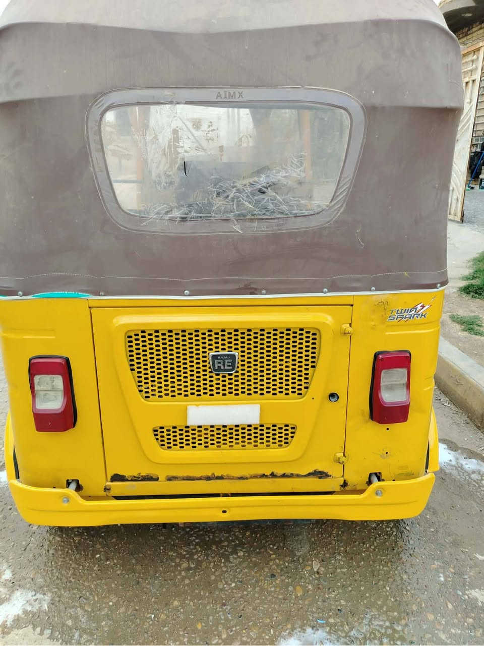 السلام عليكم تكتك للبيع نضيفه موديل 21شهر 9 اوراق تكتك ليموني السعر 6500وبيه مجال***********
