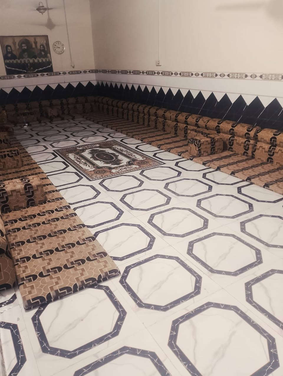 السلام عليكم بيت زراعي للبيع ٢٠٠ متر يحتوي غرفتين وصاله ومطبخ وصحيات داخليه وخارجيه دوانيه ١١متر طارمه جبيره بيت حلو ونضيف ومرتب مكان الاسكان الصناعي نزله الجامع بلزراعي مال نزله الاولى  للاستفسار الاتصال على *********** وبيه واتساب
