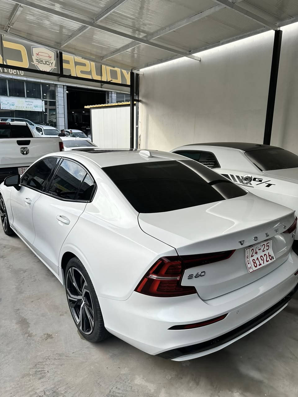 📣للبيع سيارة Volvo S60 B5 Core موديل 2024، تجمع  بين الفخامة والأمان العالي والأداء الاقتصادي، السيارة مرقمة (رقم كاتي ) .
أرخص سعر 206$✅😳😳☎️☎️
🔹 المواصفات الفنية والمحرك:
 الموديل: 2024
 المحرك: 4 سلندر، سعة 2.0 لتر توربو مع نظام هجين بسيط (Mild Hybrid - B5)
 يمنحك قوة 247 حصان واستهلاك ممتاز للوقود.
 ناقل الحركة (الير): أوتوماتيك من 8 سرعات (Geartronic).
ضررها :(شبرين من بوند صبغ )بدون دواخل و إرباكات سليمه وضع شركه 
 نظام الدفع: دفع أمامي (FWD).
 بلد الصنع: الولايات المتحدة الأمريكية (مصنع فولفو في ساوث كارولاينا).
🔹 المواصفات الخارجية والداخلية:
 اللون الخارجي: أبيض صدفي ملكي (Crystal White Metallic).
 اللون الداخلي: جلد فاخر بلون أسود (Charcoal).
 السقف: فتحة سقف بانوراما بالكامل (Panoramic Sunroof).
 العجلات: ويل سابك (رينغات) ألمنيوم قياس 18 إنش الأصلية من المصنع.
 الإضاءة: نظام إضاءة LED بالكامل (أمامي وخلفي) مع نظام الأمان العالي.
🔹 أنظمة الأمان والرفاهية (مواصفات Core الأصلية):
 شاشة وسطية لمس تدعم نظام Google المدمج (خرائط جوجل، ومساعد جوجل الذكي).
 نظام الأمان الشهير من فولفو: رادار القيادة الذاتية والمساعدة في الحفاظ على المسار (Lane Keeping Aid)، ونظام التحذير من التصادم الأمامي مع كبح الطوارئ التلقائي.
 حساسات خلفية أصلية مع كاميرا خلفية عالية الدقة.
 تشغيل ذكي (بصمة) ودخول ذكي بدون مفتاح. 

📌 ملاحظة: رقم الشاصي مرفق للمصداقية وفحص الكارفاكس (7JRL12FK3RG322703). السيارة بحالة ممتازة وجاهزة للاستخدام فوراً.

📞 للتواصل والاستفسار عن السعر والمعاينة:
[***********]واتساب
📍 الموقع: [زاخو]
