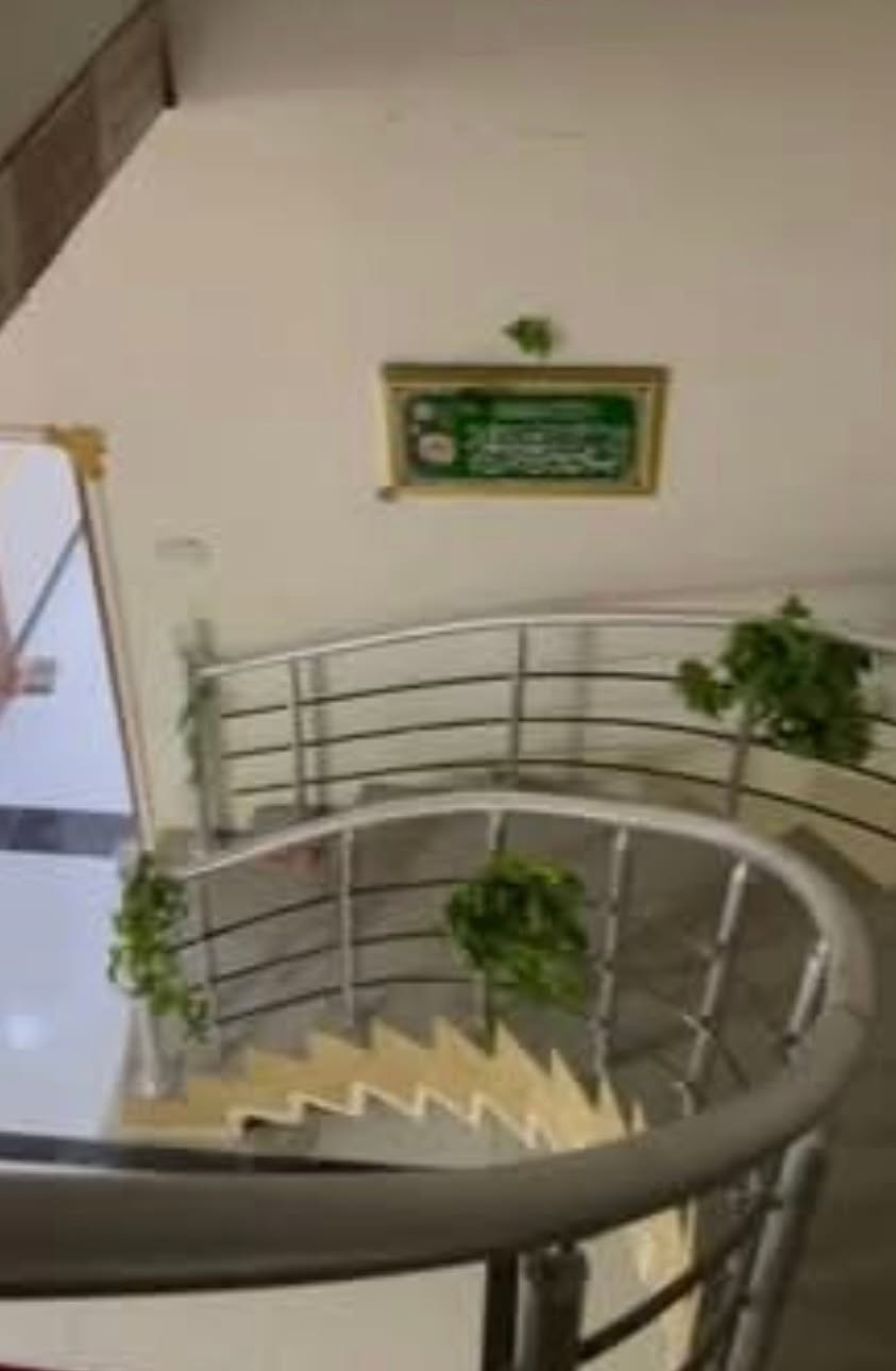 بيت للبيع مساحه 200 متر العنوان الحوطه/ شارع الريان  مقابل ملعب الريان
خلف مركز الشرطة ودائرة الكهرباء
البيت موقعه متميز ركن على شارعين امامه ساحة كبيرة.. يتكون من غرفتين وصاله ومطبخ وحمام داخلي ومنور واستقبال وكراج وتواليت خارجي.
 تستلم بيت مؤثث جاهز (مرفق الصور)
اضافة الى ماطور ماء تانكي عدد 2 مغاسل سخان خلاطات ومراوح وسبلت.
السعر ٨٨ مليون دينار
قابل للتفاوض.
للاستفسار 
*********** 
( رقم المالك شخصيا ) شط العرب, البصرة
