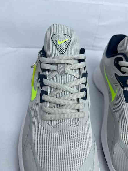 السلام عليكم نايك زووم باله اصليه غير مستعمل باركود شغال صناعه فيتنامي، قياس ٤٤ (٢٨سم)، حذاء وزنه جدا خفيف استعمال يومي او جري 🏃‍♂️ 
قطعه واحده فقط، السعر 35 الف دينار قفل  توصيل موجود، للتواصل خاص او واتساب ***********
