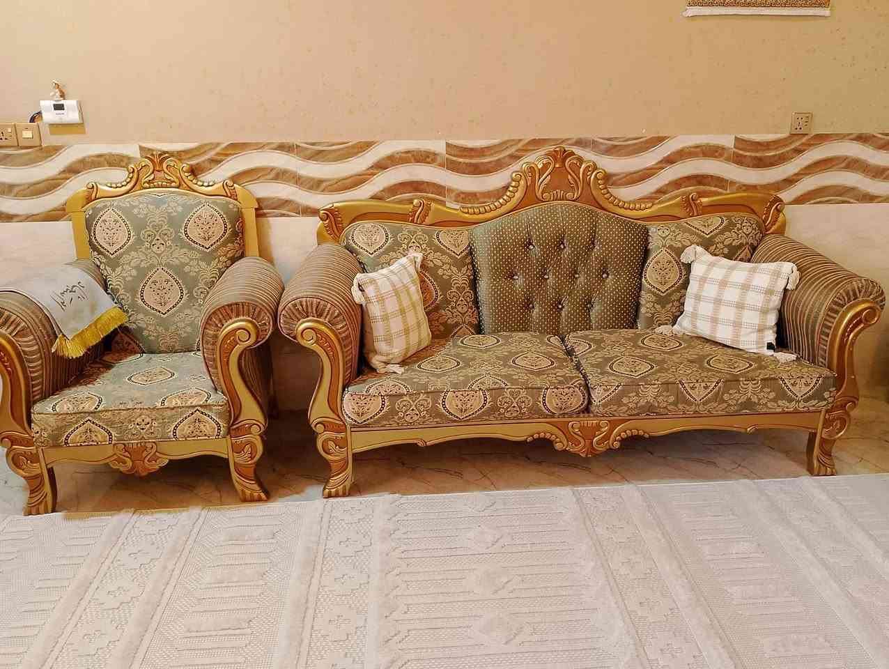 للبيع تخم تركي عشر مقاعد وميز بلازمه الاتصال على الرقم ***********
