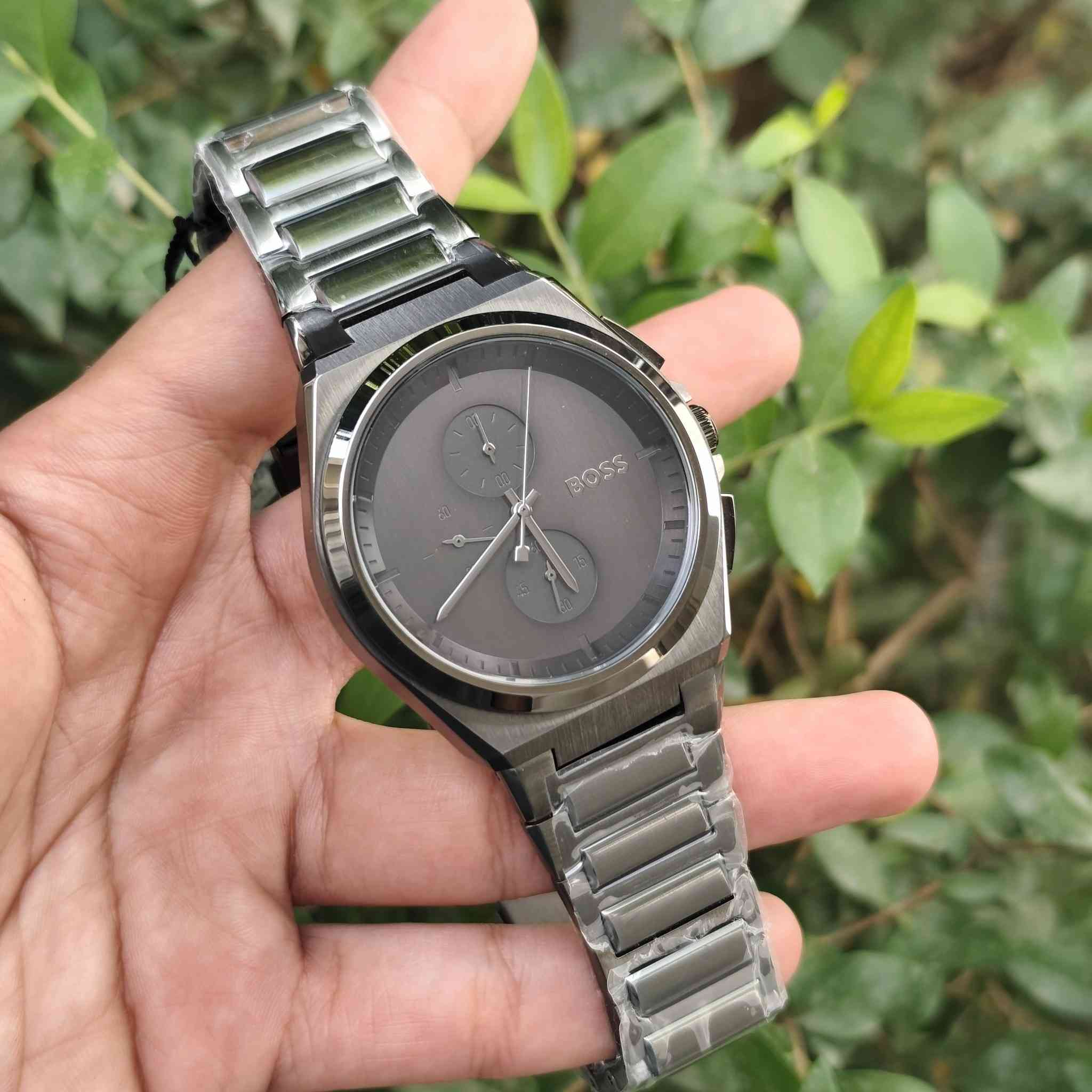 ساعة تحفة قوية كلش
 ماركة هوكو بوز الألمانية 🇩🇪 Hugo Boss ⌚
موديل: BOSS Steer GQ
جديدة لوك ⌚✨ وبعلبتها الأصلية الفاخرة مع كامل ملحقاتها
أهم مواصفات الساعة:
✅ الماكنة: يابانية كوارتز كرونوغراف عالية الدقة من سيكو 🇯🇵  Seiko VD55 .
✅قطر 44 مم
✅ التصميم: هيكل مضلع حديث مدمج مع السوار (Integrated Bracelet) يمنح معصم اليد مظهراً جميل و فخماً جداً.
✅ اللون: نفطي (رمادي داكن فاخر) بالكامل، مطلي بجودة عالية جداً ومقاوم لتغير اللون.
✅ الهيكل والسوار: ستيل كامل متين ومصقول بعناية الفولاذ المقاوم للصدأ.
✅ المميزات: وظيفة الكرونوغراف شغالة بالكامل (عدادات داخلية دقيقة لقياس الوقت) مع نافذة لعرض التاريخ.
✅مقاومة الماء: تصل إلى 50 متراً (5 ATM)،
✅ القفل: قفل مريح ومؤمن يفتح بالضغط ويحمل شعار BOSS.
متوفر توصيل لكل العراق 🇮🇶


**إذا كنت صاحب هذا الإعلان وتريد حذفه لأي سبب، رجاءا أرسل رسالة إلى الدعم الفني**
