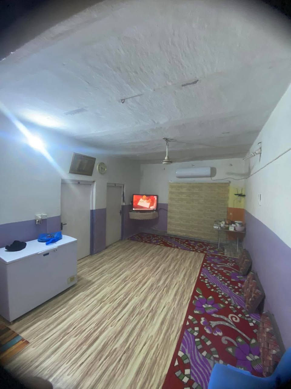 بيت للبيع السعر 85
تفاصيل البيت:
عدد الغرف 2
صاله واستقبال بالاضافه الى تخاريج داخليه 
مساحته 216 
الموقع /الفاو الشماليه قرب حسن سنتر 
الرقم للتواصل :***********
متواجد واتساب
