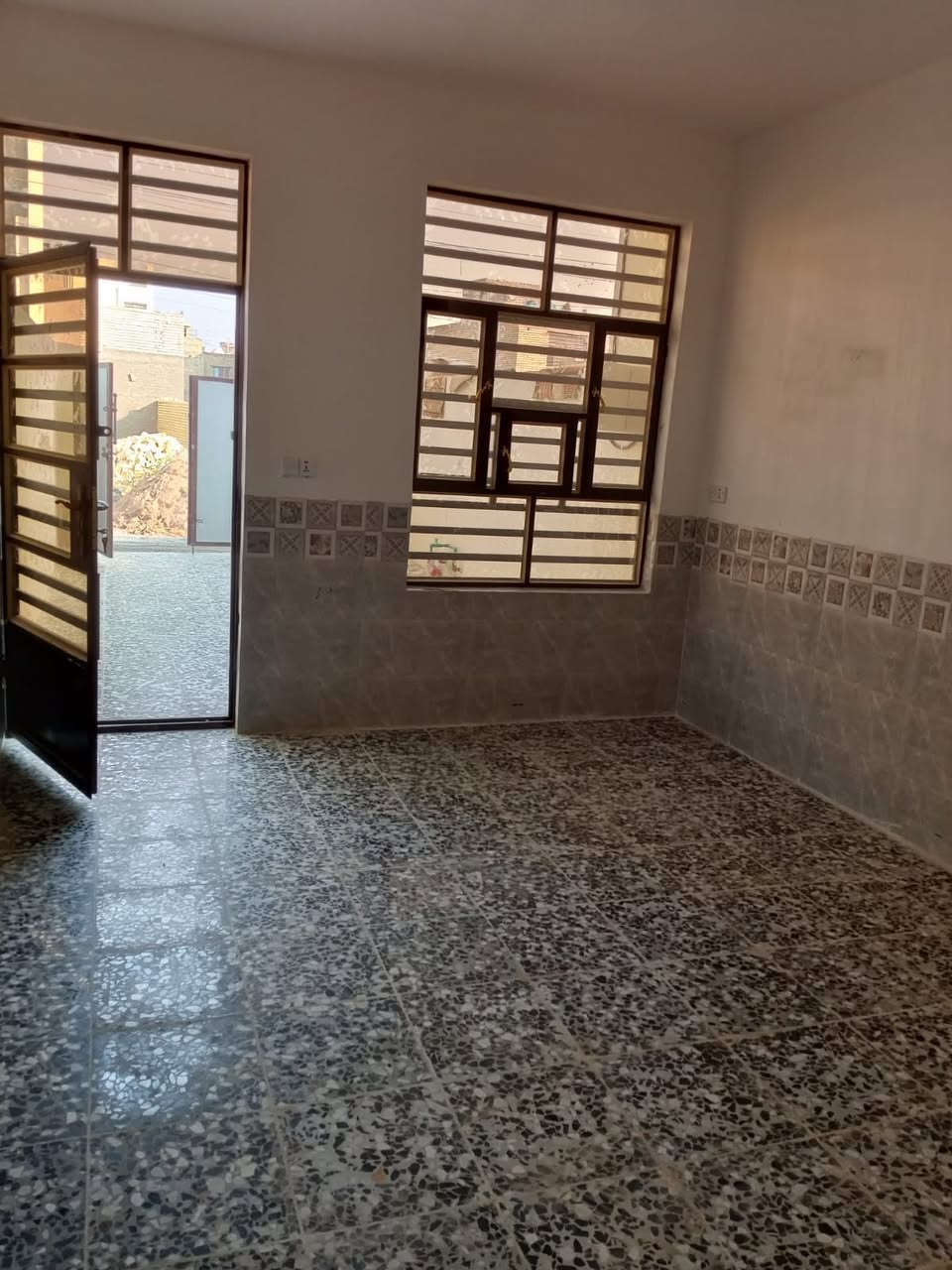 سلام عليكم 
دار للبيع مساحه 100 متر ( طابو ملك صرف )

يحتوي على 
استقبال 
ومطبخ هول 
و2 غرف نوم 
وصحيات 

متوفر كافة الخدمات 

الموقع بغداد الانتصار مقابيد مستشفى حماد شهاب طريفةق الشعب الحسينيه  
معلومات اكثر 📞📞
***********
