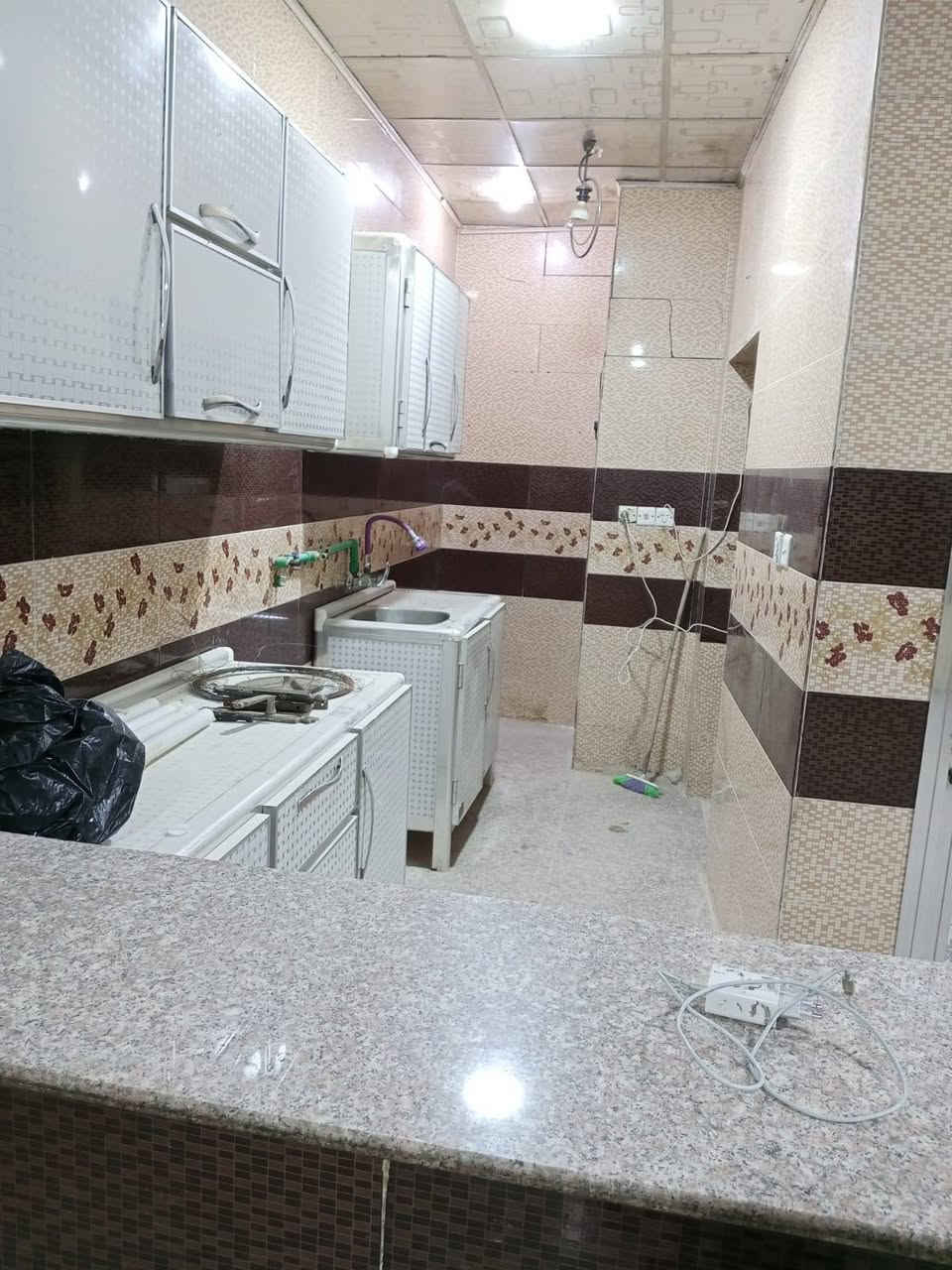 شقة للايجار ١٠٠م نظيفة وكاملة شارع البوبيات قرب أسواق برتقاله ٣٠٠ الف ***********
