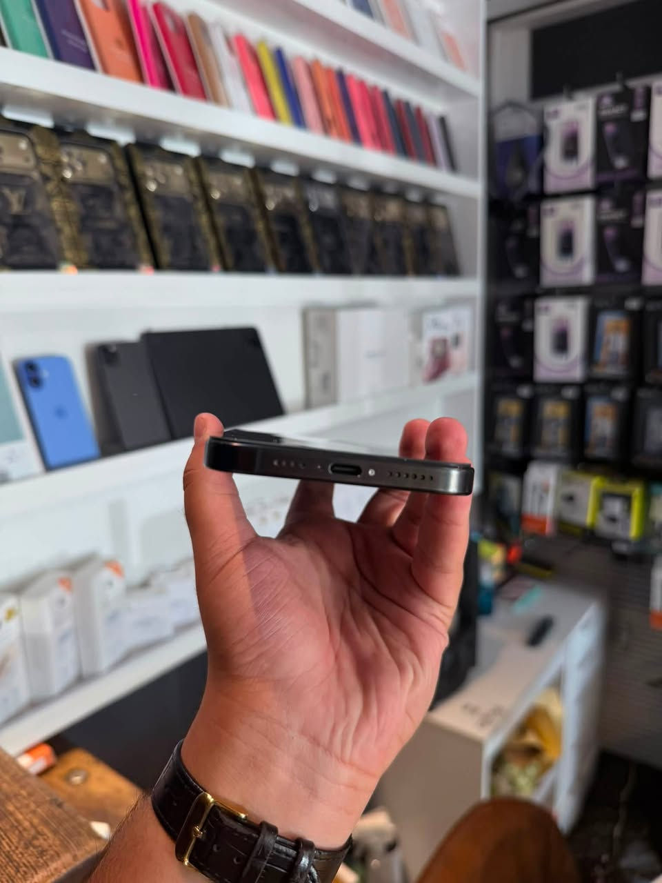 آيفون 16 pro max 
الذاكرة 256 - البطارية 93 🔋 - الجهاز دبل شريحة 
ملاحظة : الجهاز مبدل شاشة تجاري اصلي 
📍 براند للموبايل - بغداد العامرية - شارع العمل الشعبي مجاور عمارة نيكست لڤل ***********
السعر : مليون و50 ألف وبي مجال بسيط 
متوفر توصيل
