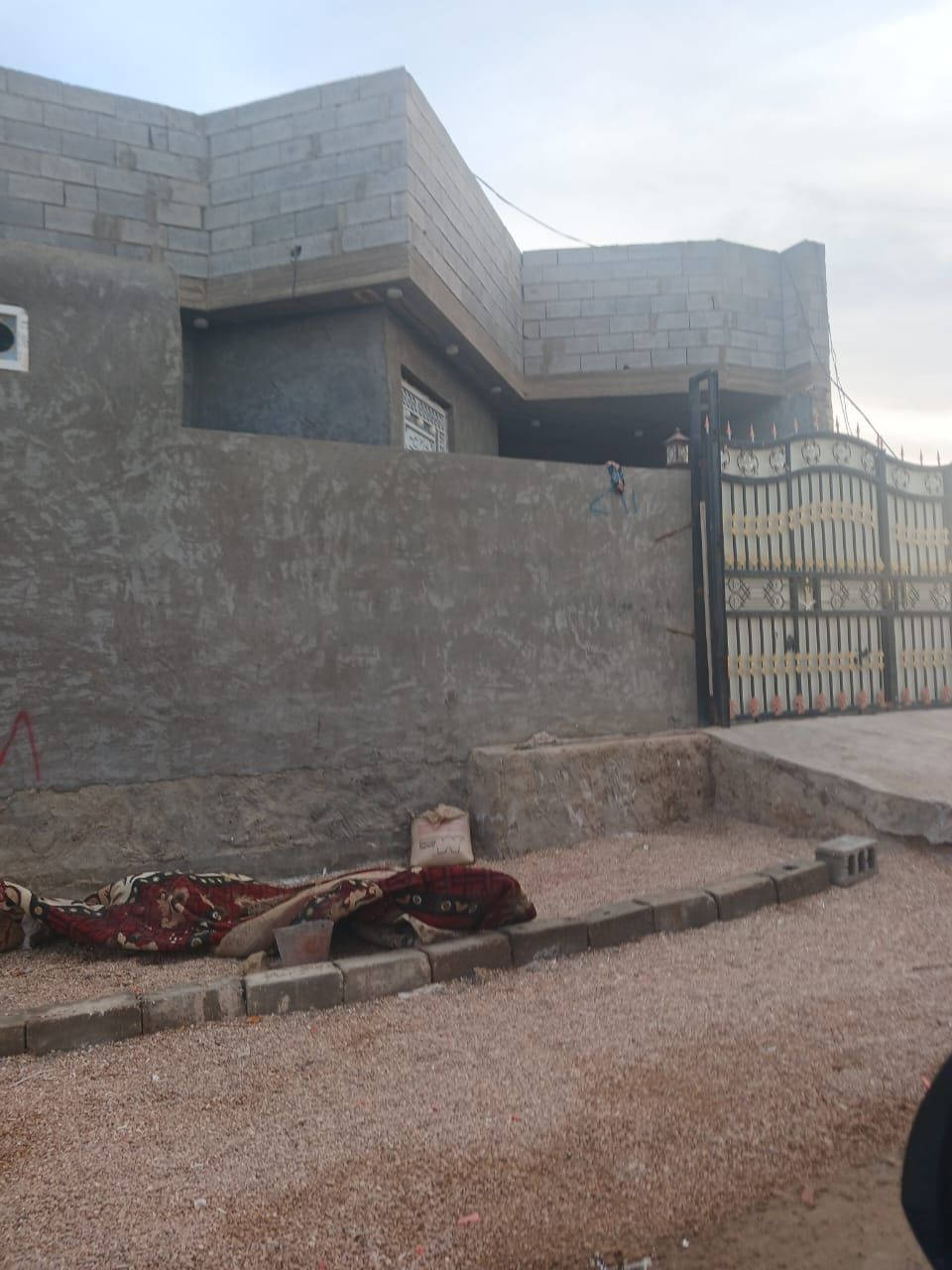 السعر 80 بيت طابوصرف مساحة 200م غرفتين وديوانية وصالة ومطبخ وكراج سيارة وصحيات خارجية وداخلية وصالة بناءحجر الموقع رمادي  7كيلو بال22 الف تواصل واتساب *********** ابو مصطفى. البيت الذهبي
